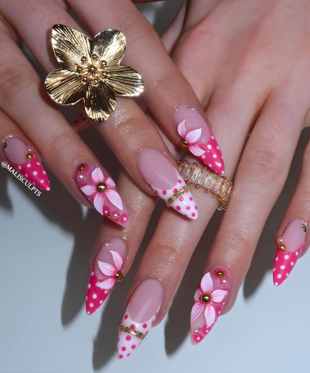 Leuchtend pinke Naegel mit Punkten und 3D Blumen