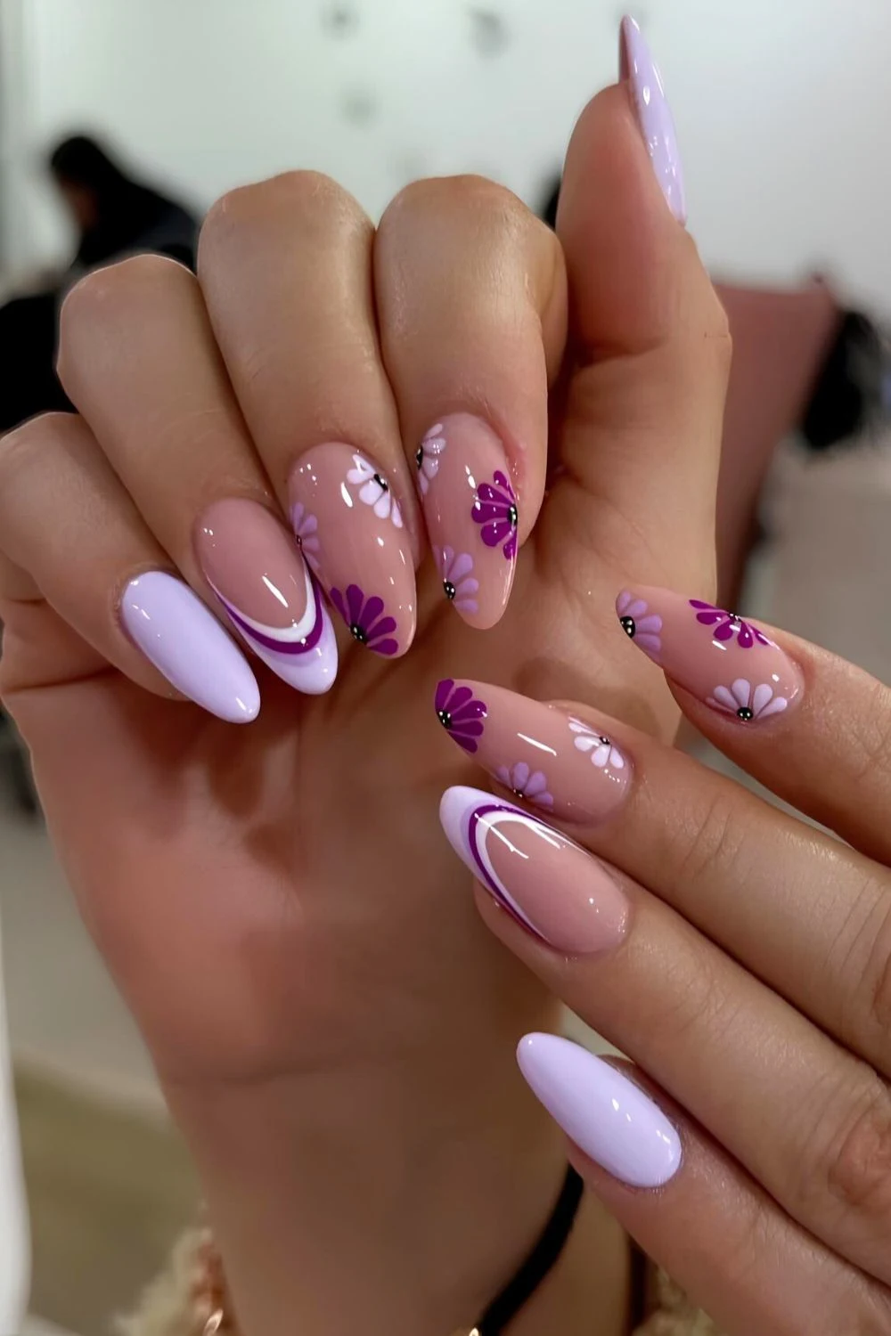 Lila Nägel mit Blumen