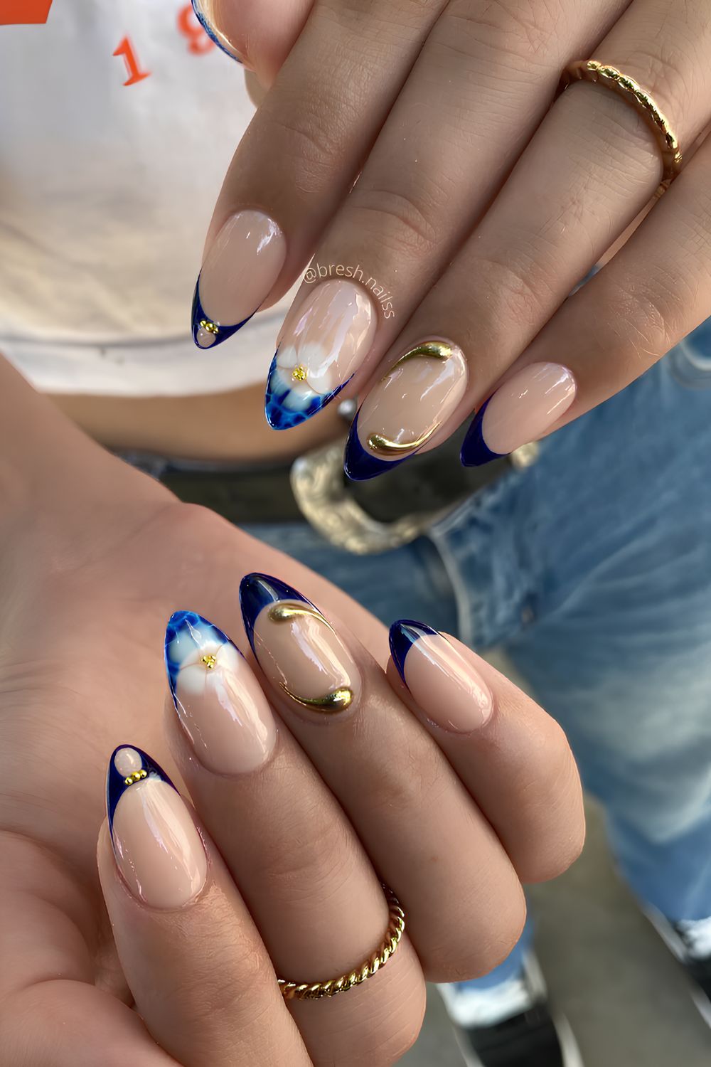 Marineblaue French-Nägel im Mix-and-Match-Look