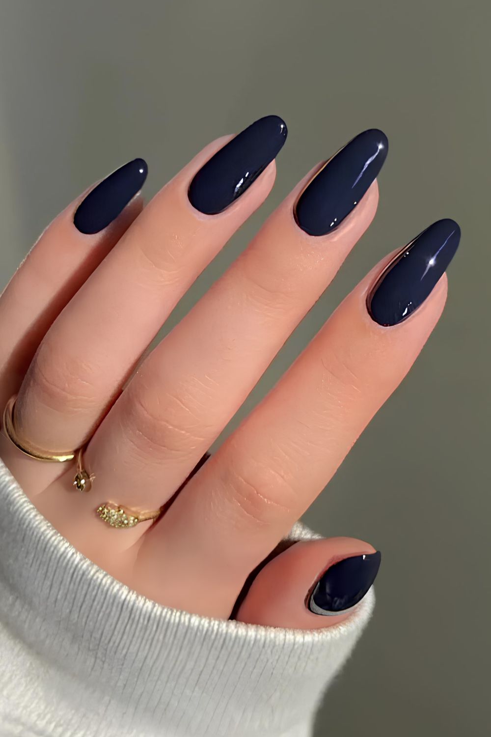 Marineblaue einfarbige Almond-Mani