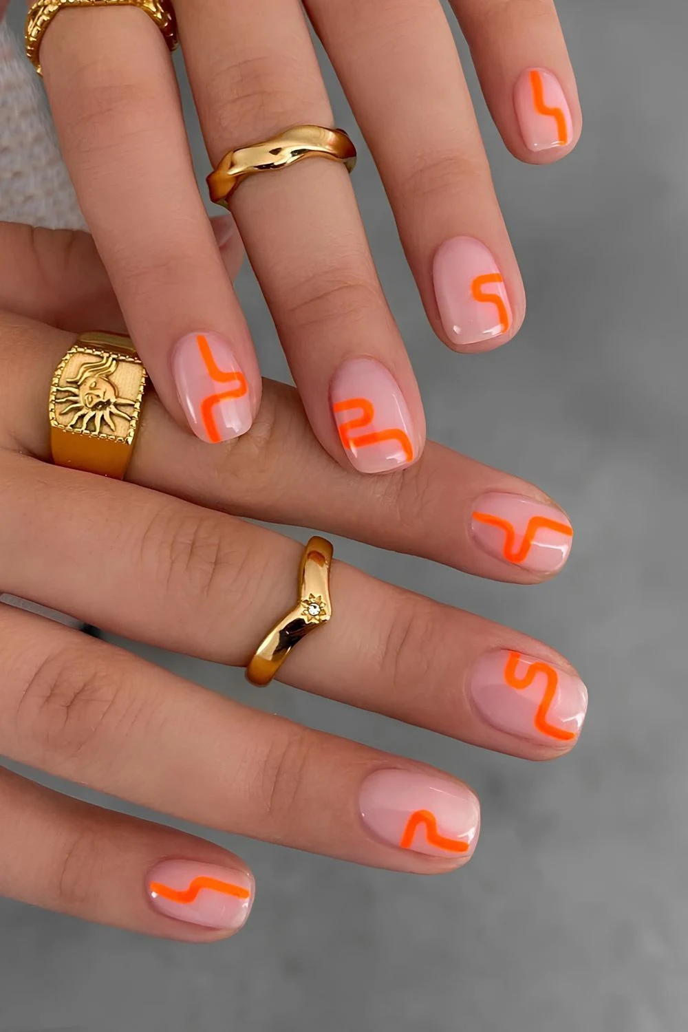 Milchig rosa Basis mit orangen Abstract Swirls