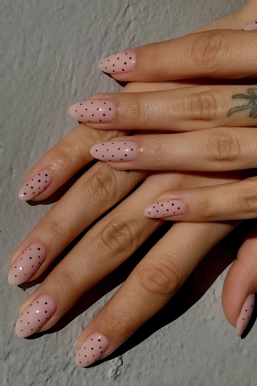 Milchig rosa Nägel mit schwarzen Mikro-Pünktchen