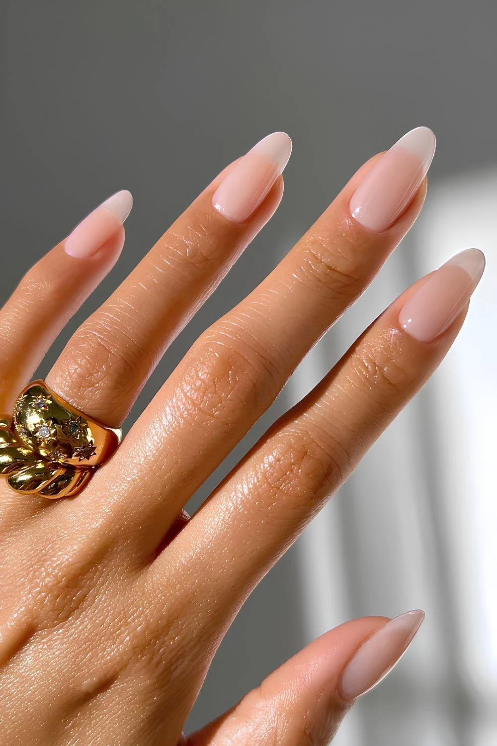 Milchig transparente Almond-Nägel