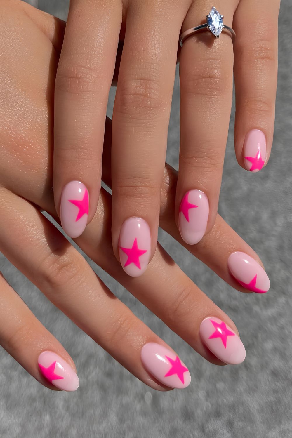 Milchige Nägel mit Knallpink-Sternen