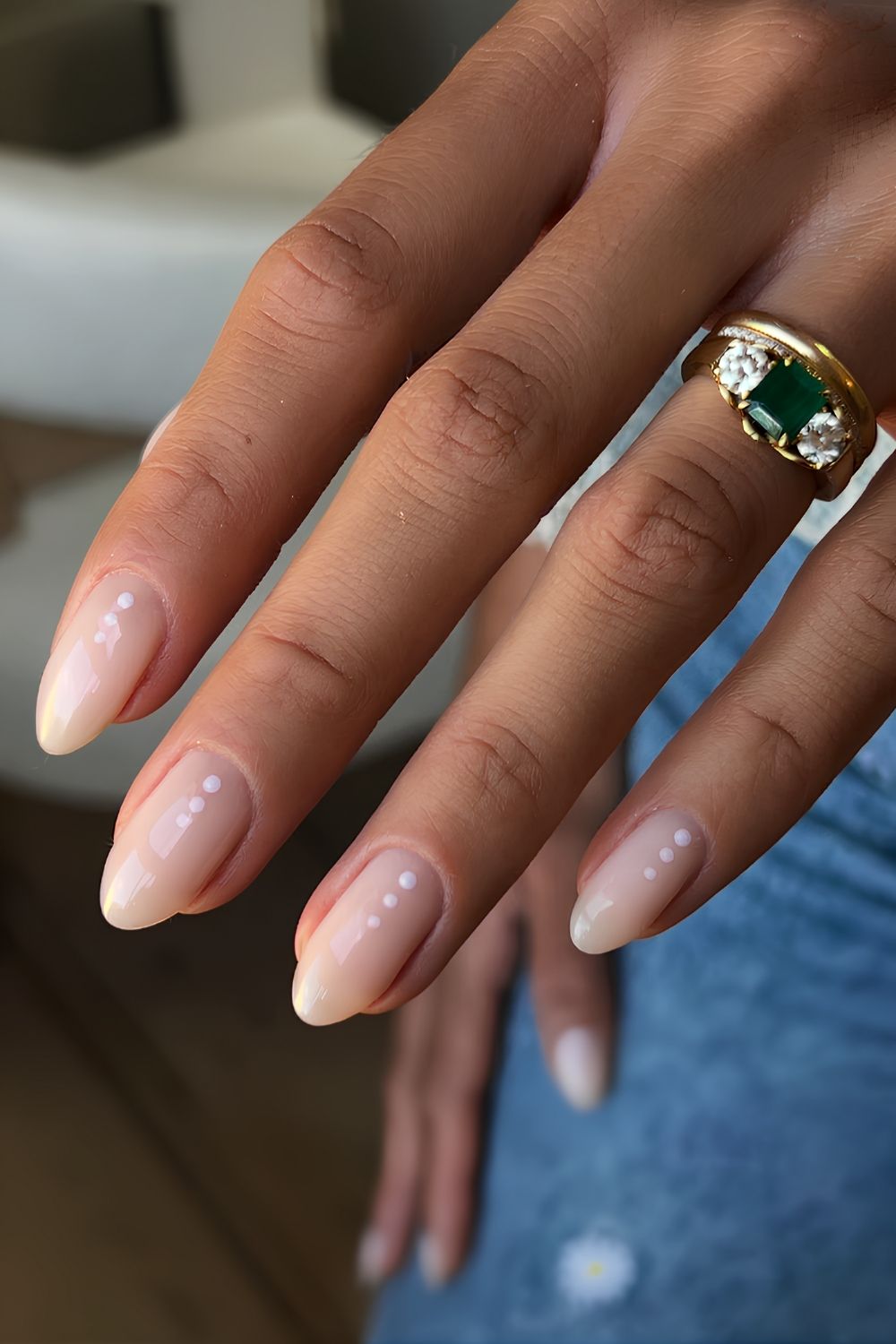 Milchige Nägel mit Mini-Dot-Art