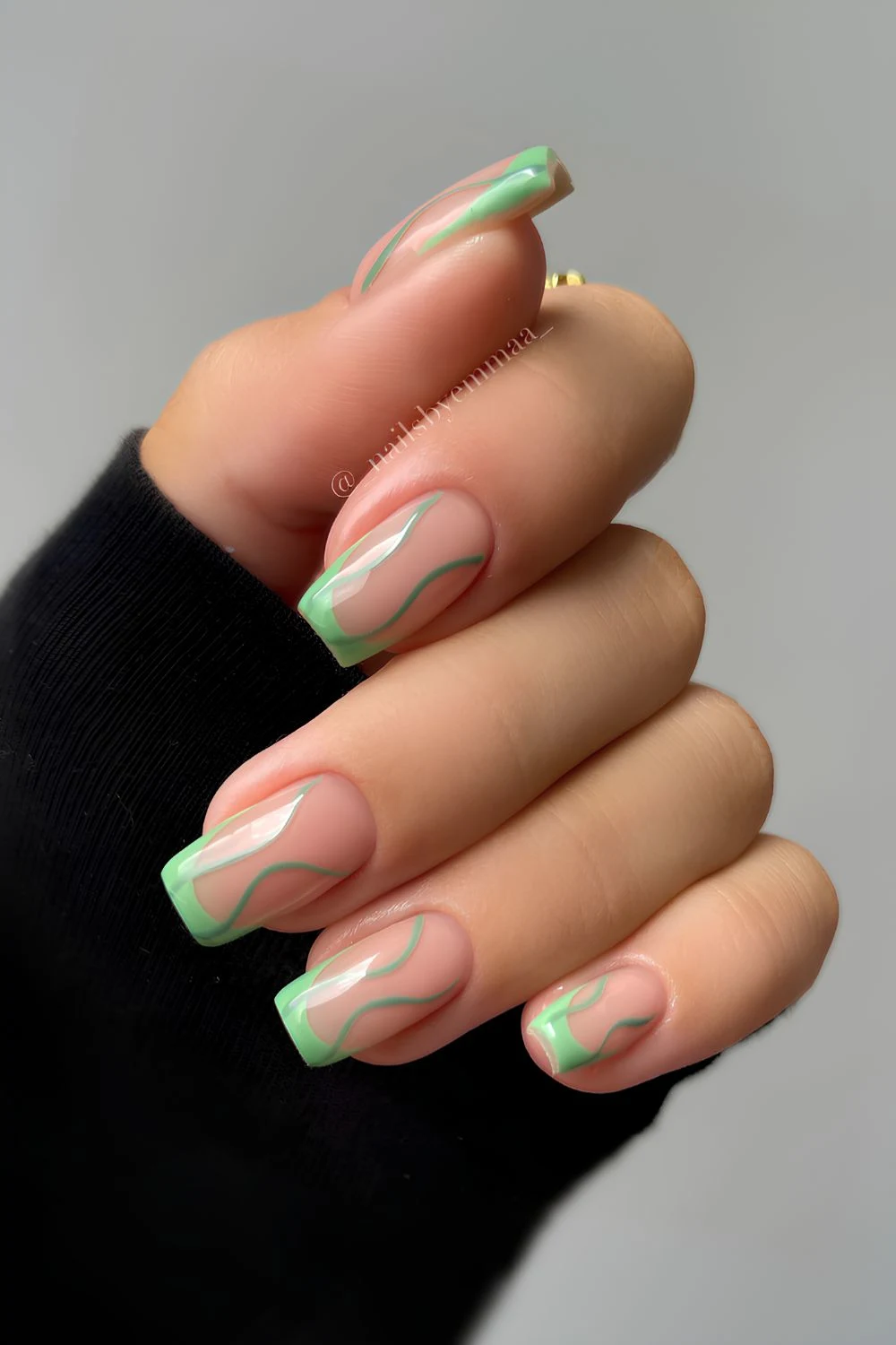 Mintgrüne French Mani mit Swirls