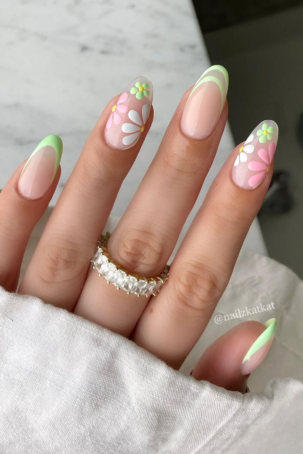 Mintgrüne French Tips mit Blumen