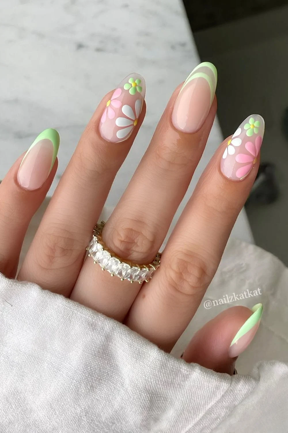 Mintgrüne French Tips mit Blumen