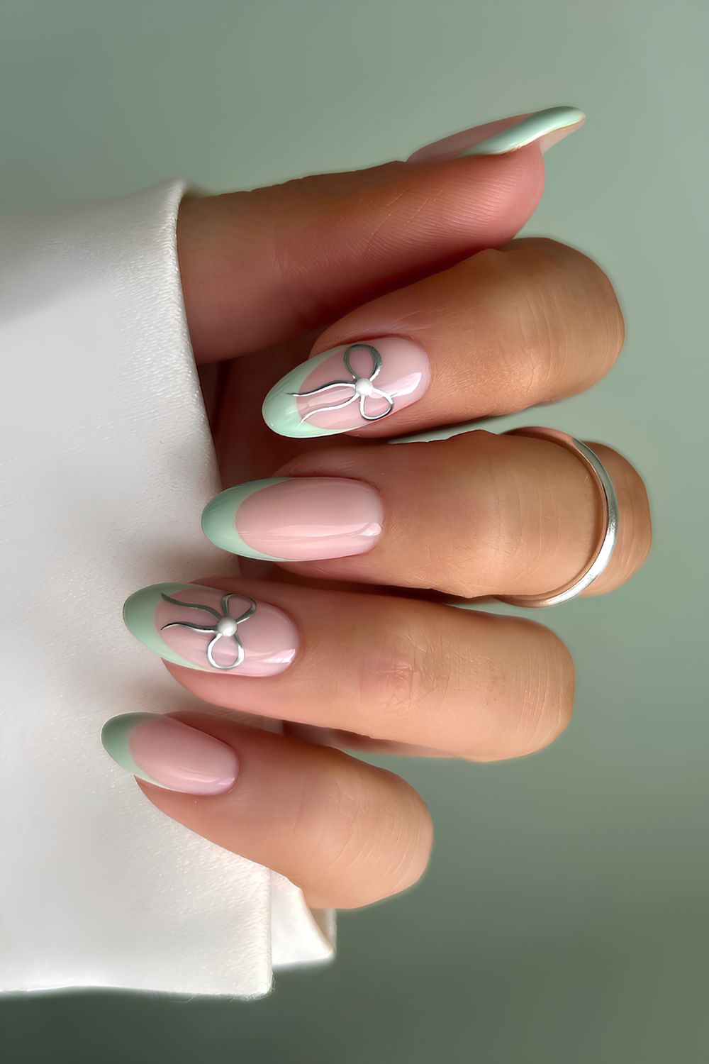 Mintgrüne French Tips mit Schleifen