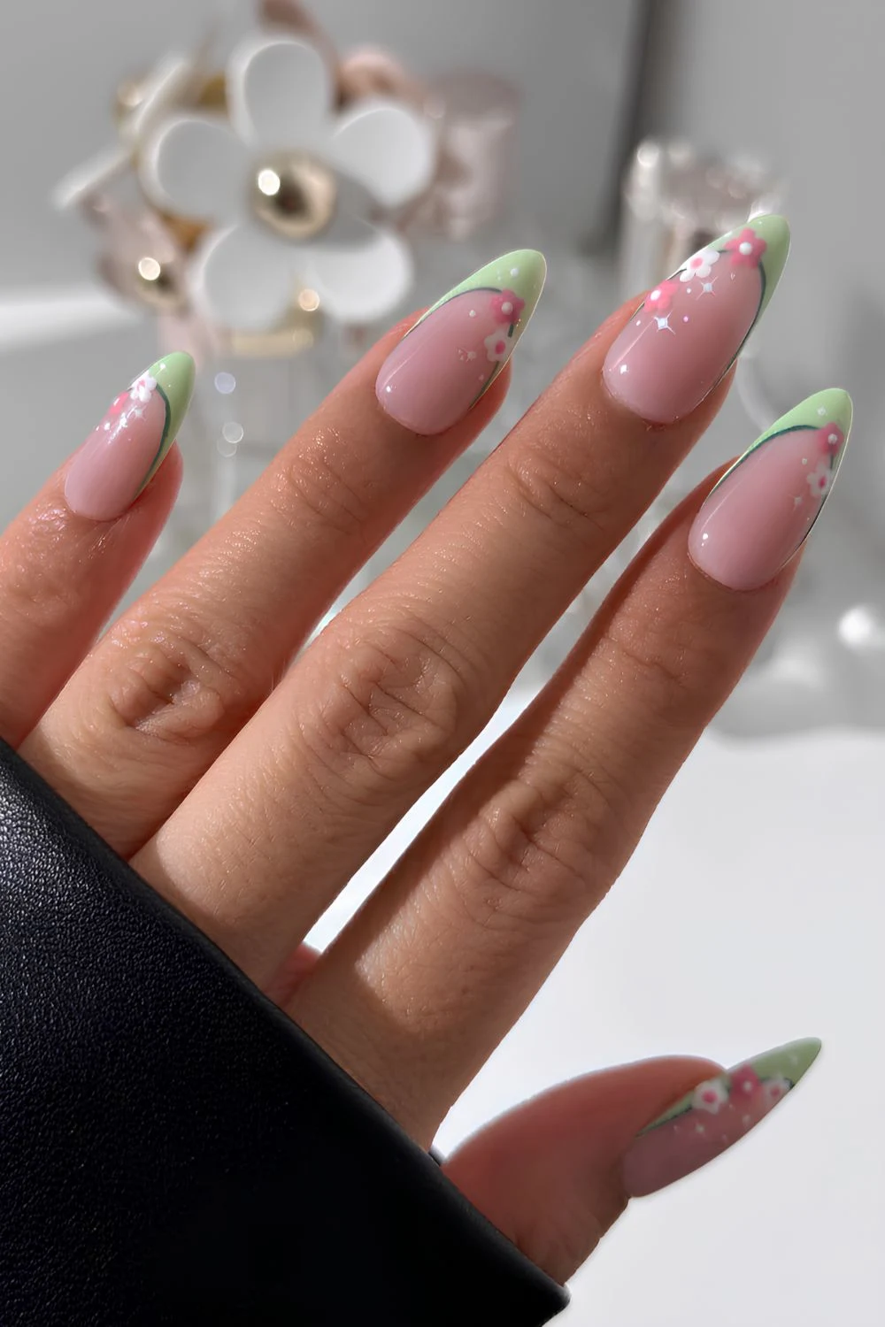 Mintgrüne French Tips mit rosa Blumen