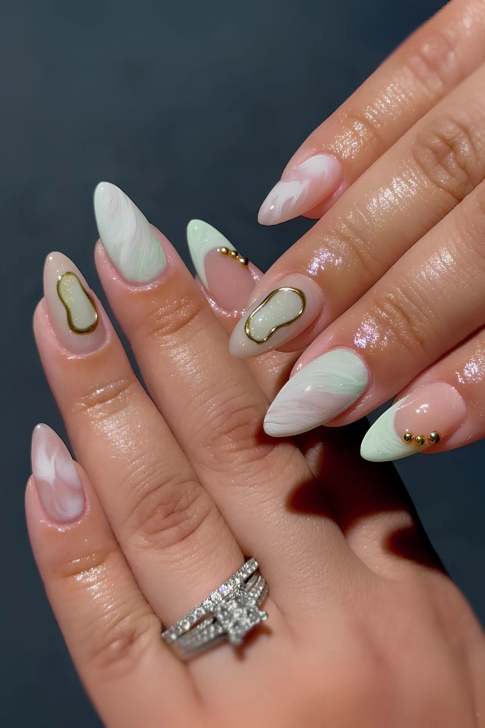 Mintgrüne Marmor-Nägel mit goldenen Akzenten