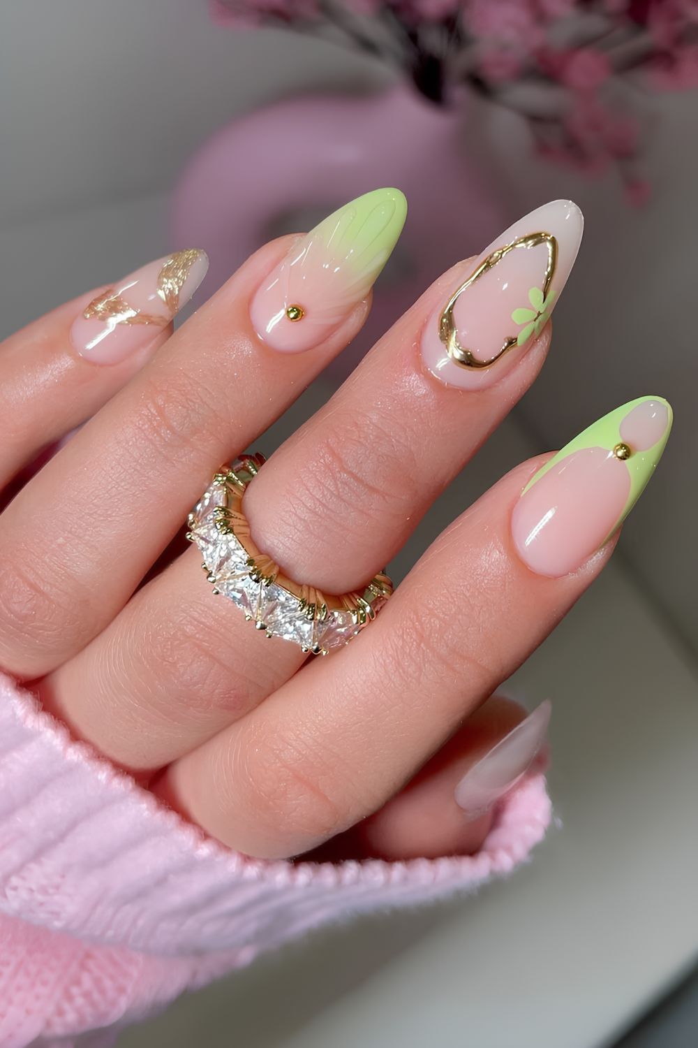 Mintgrüne Nägel mit Blumen und goldenen Details