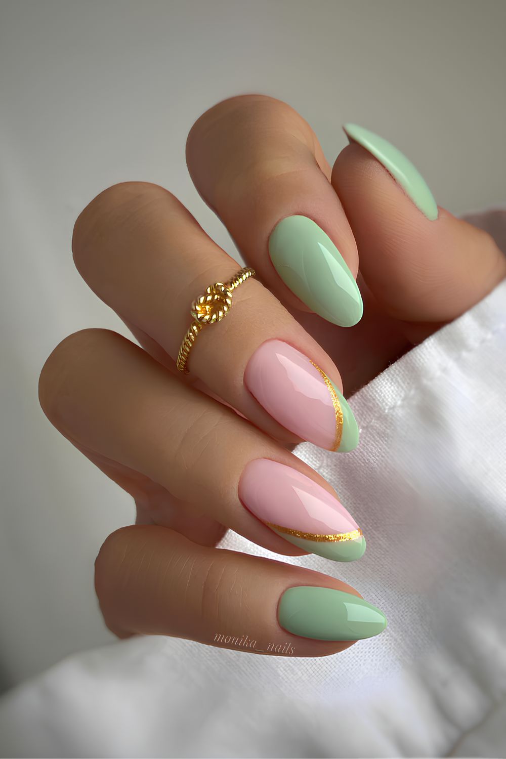 Mintgrüne Nägel mit Glitzer-Details