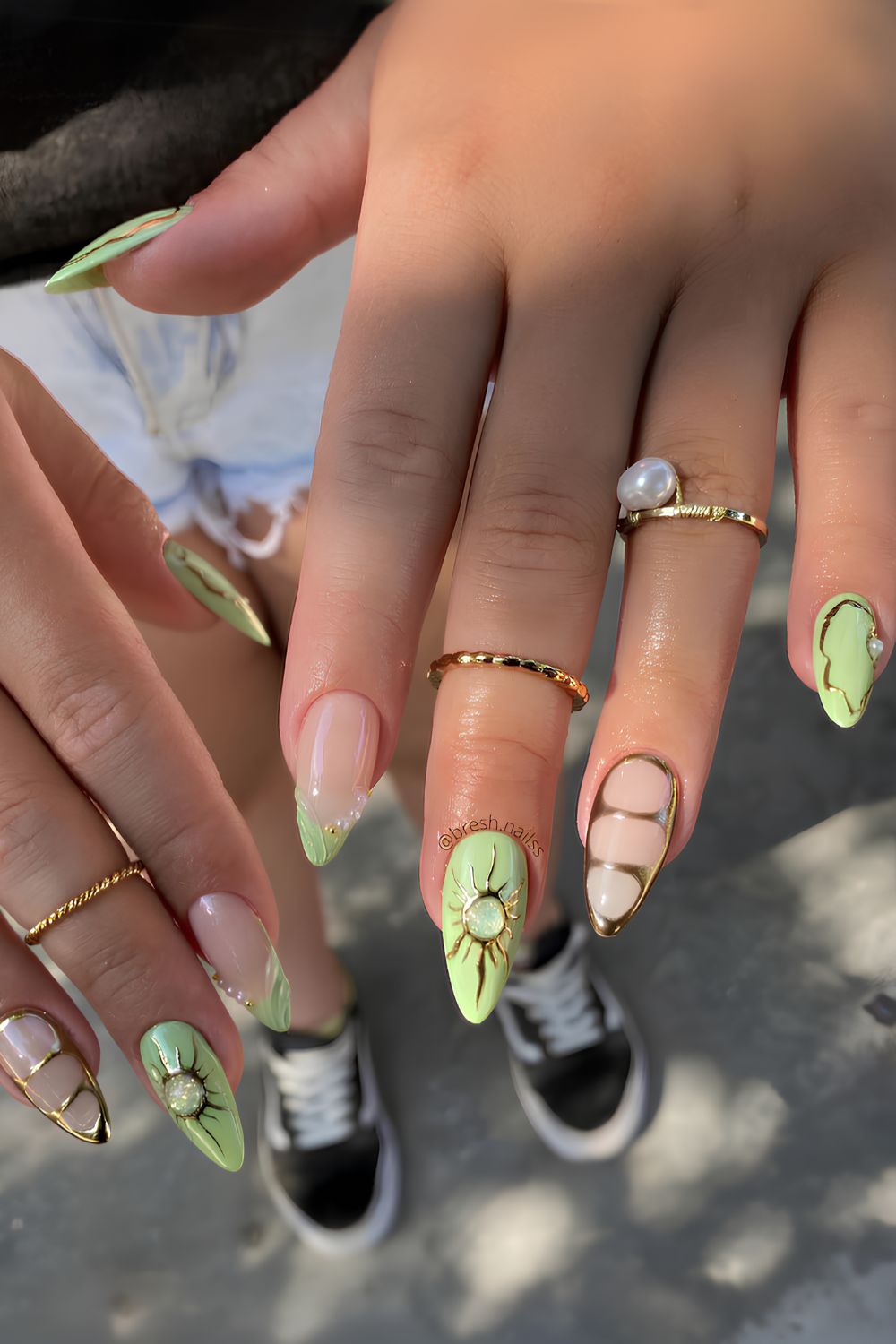 Mintgrüne Nägel mit goldenen Chrome-Details