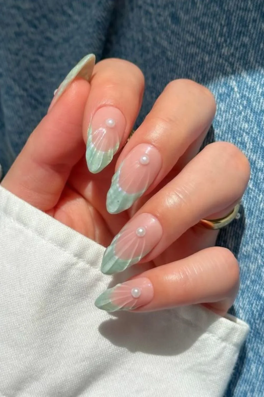Mintgrüne Seashell-French-Nägel mit Perlen