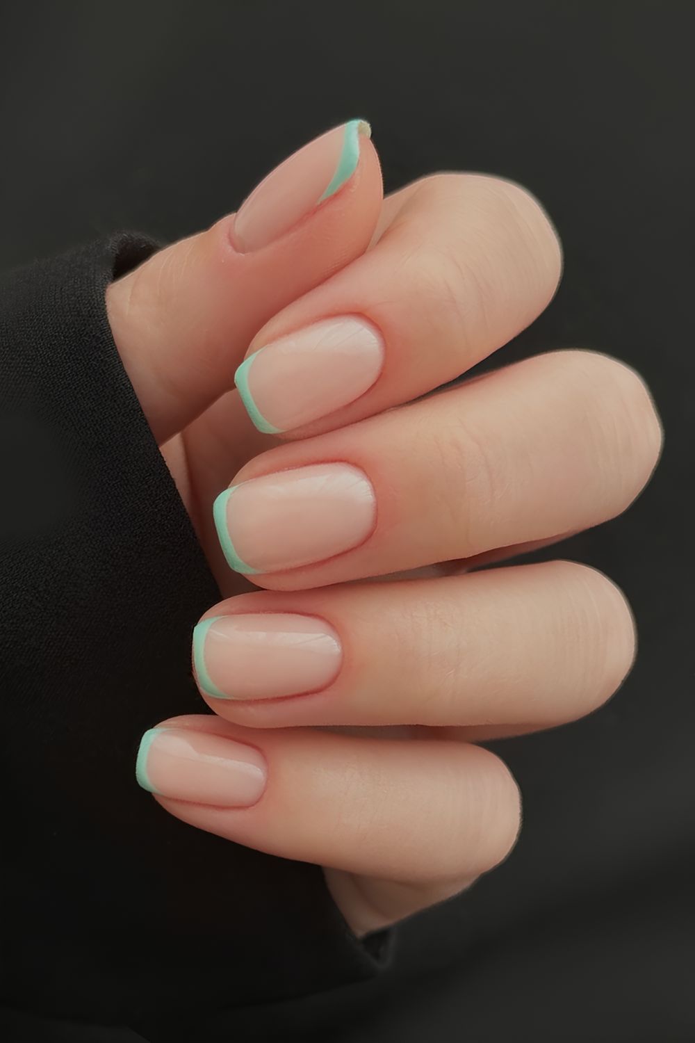 Mintgrünes French Design auf kurzen Nägeln