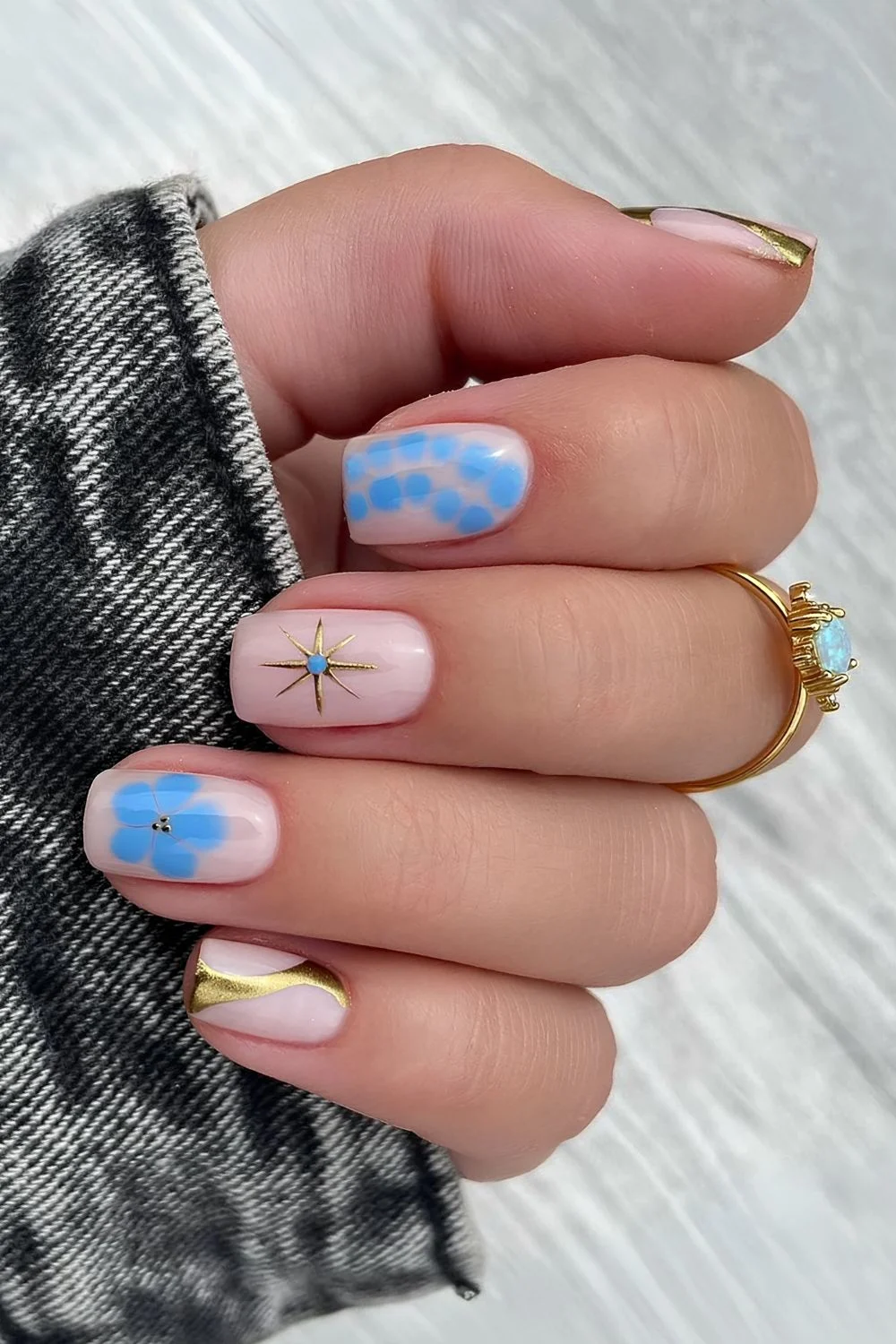 Mix-and-Match-Nägel in Blau, milchig Rosa und Chrome-Akzenten