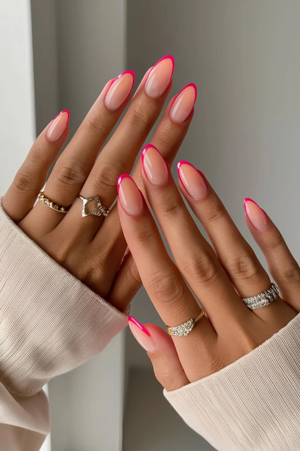 Neonpinke French Tips auf Almond-Nägeln