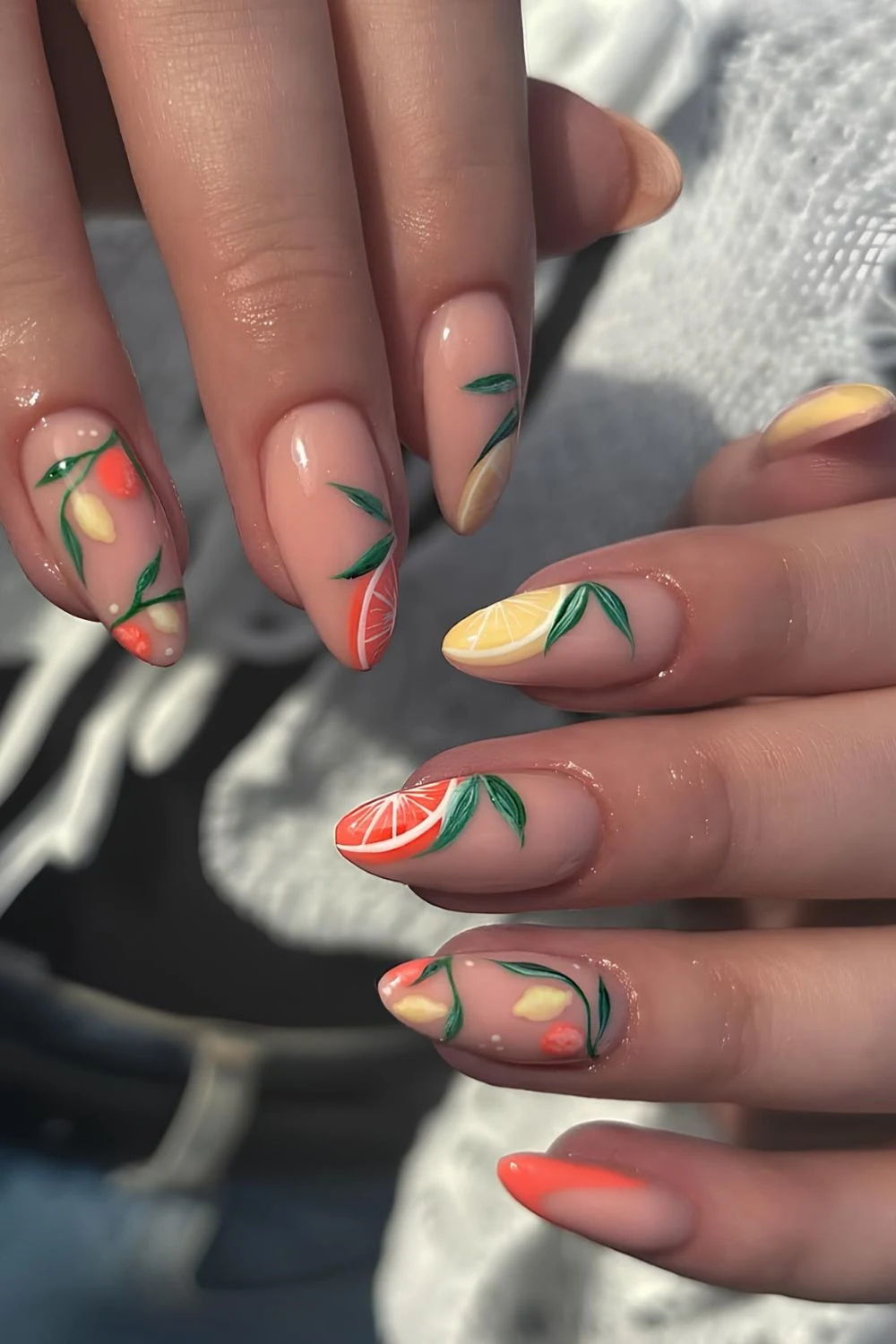 Neutrale Nägel mit Zitronen, Orangen und grünen Akzenten