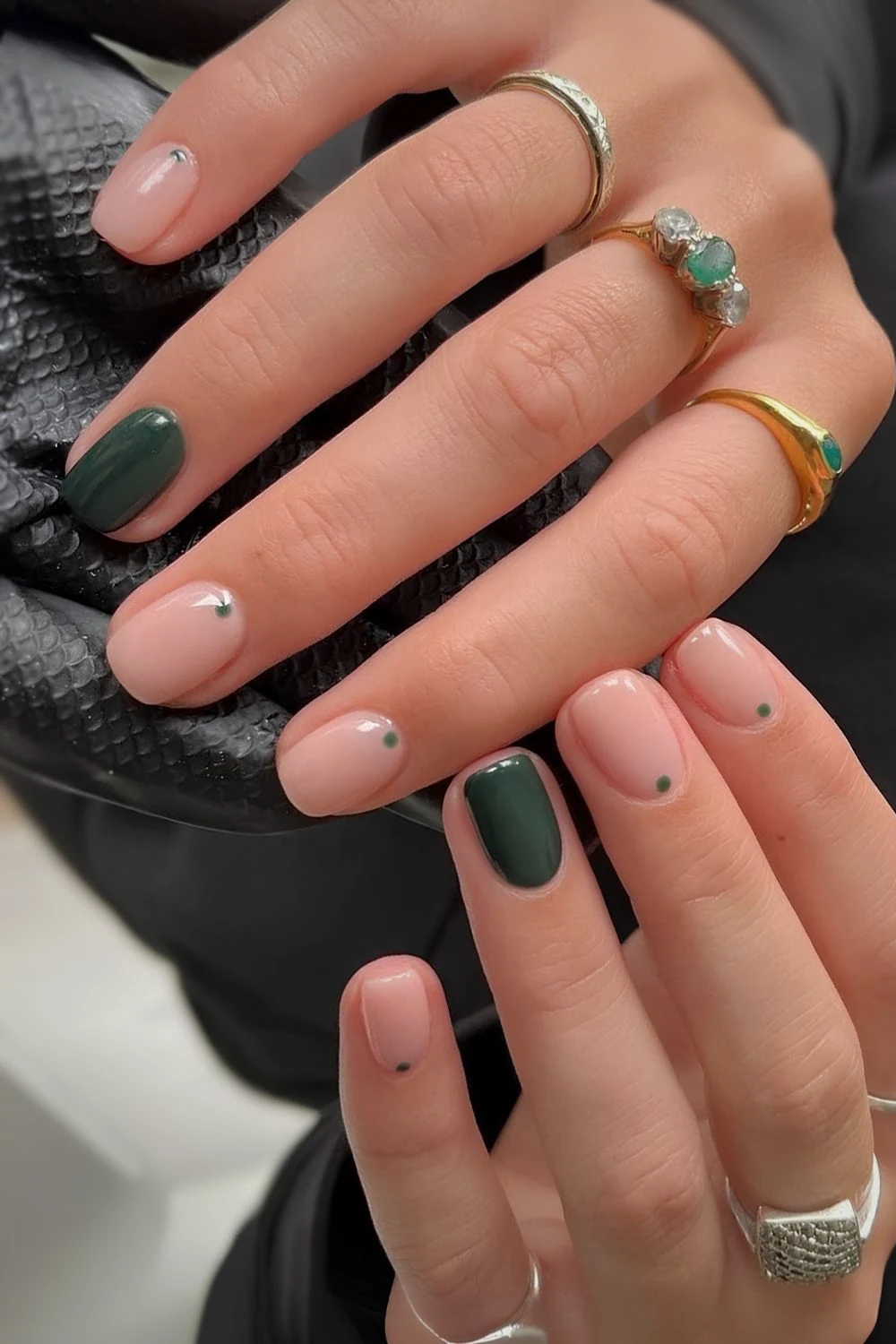 Neutrale Nägel mit smaragdgrünen Akzenten