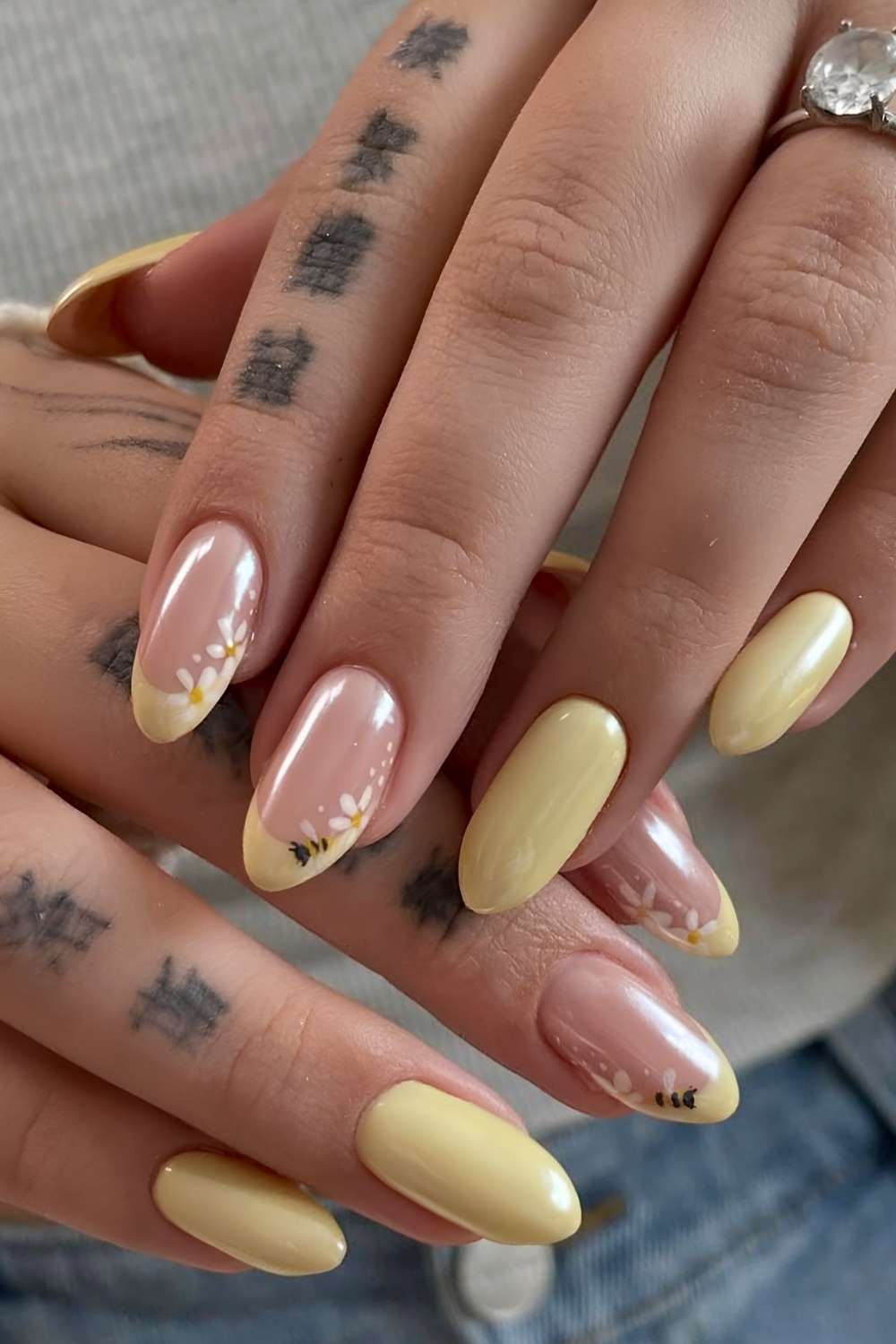Pastellgelbe Chrome Nails mit Bienen und Blumen