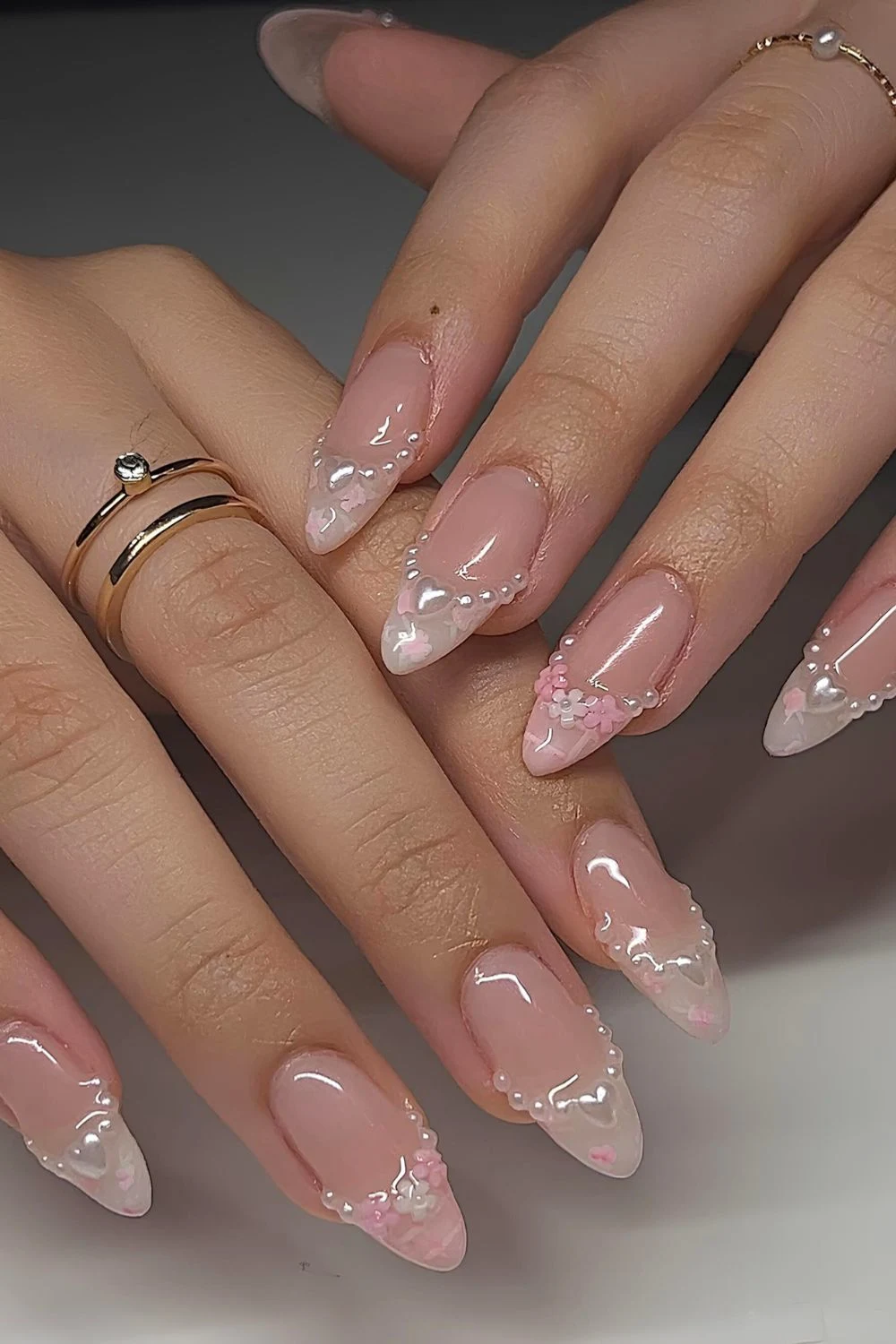 Perlweiße und rosa French Almond Tips mit Blumen und Perlen