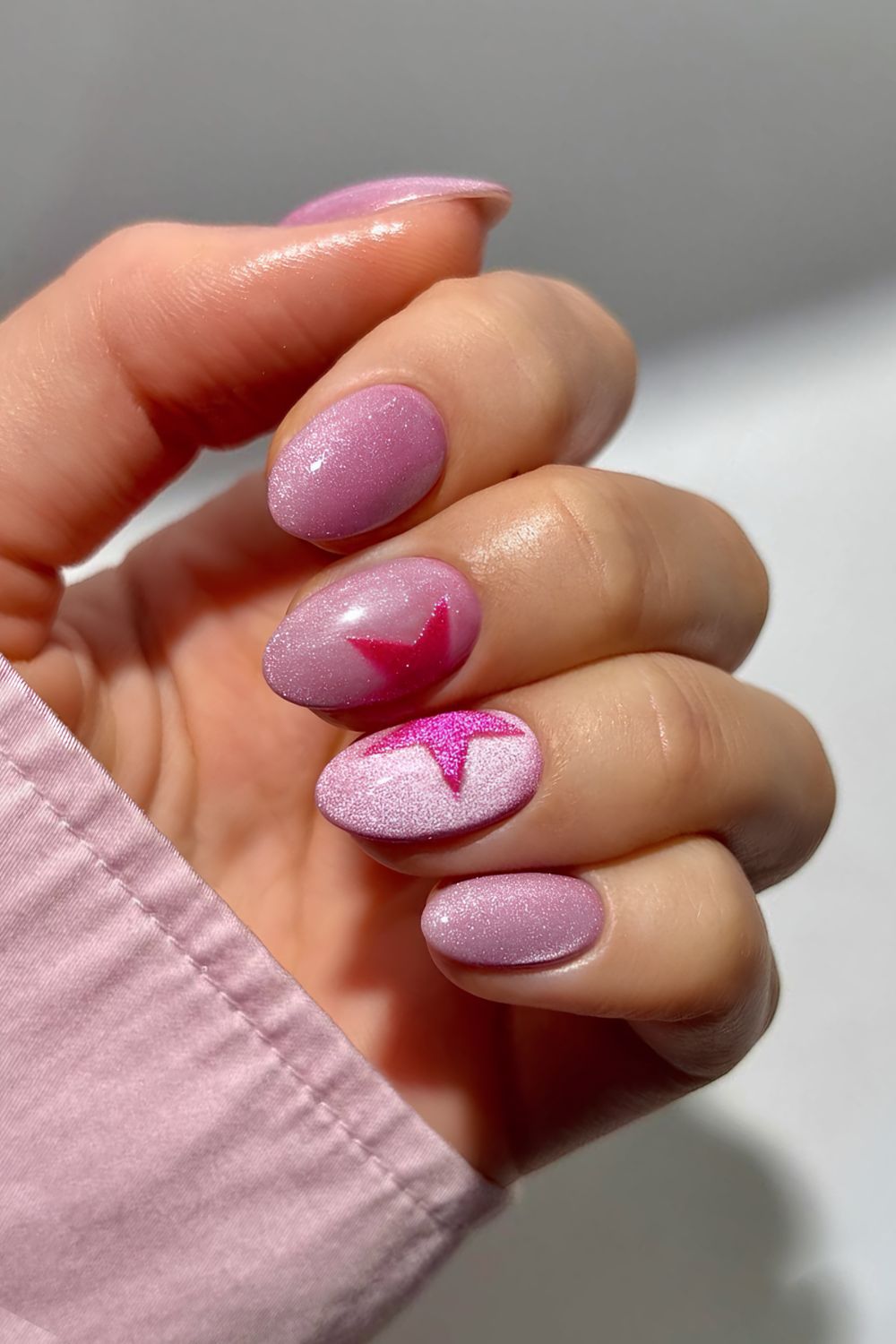 Pinke Cat-Eye-Nägel mit Stern-Akzent