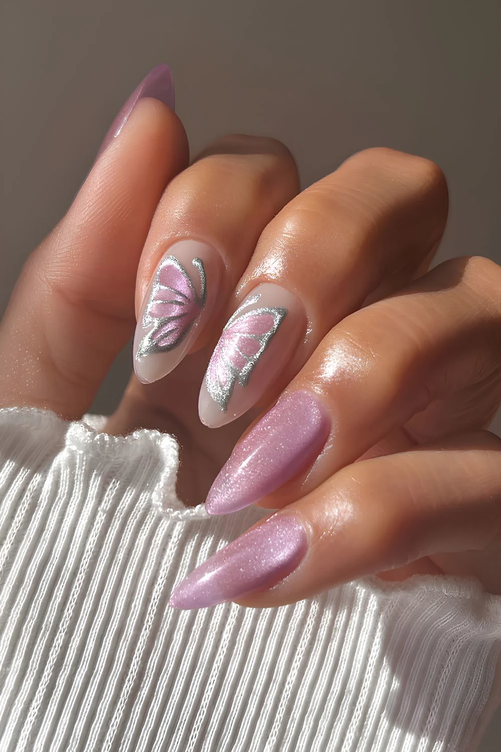 Pinke Velvet-Almond-Nägel mit Schmetterlingsflügeln