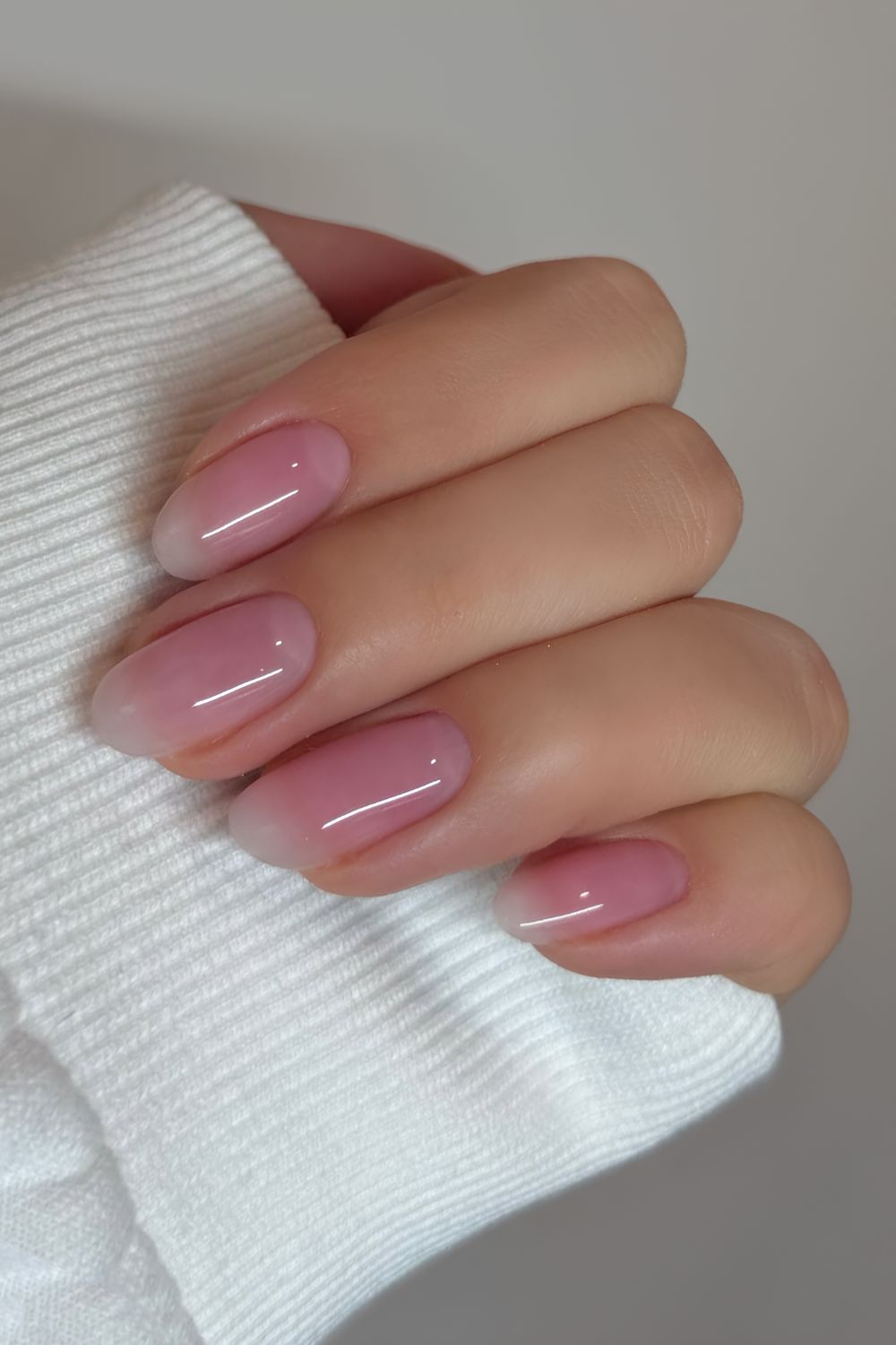 Pinkfarbene Watery Maniküre
