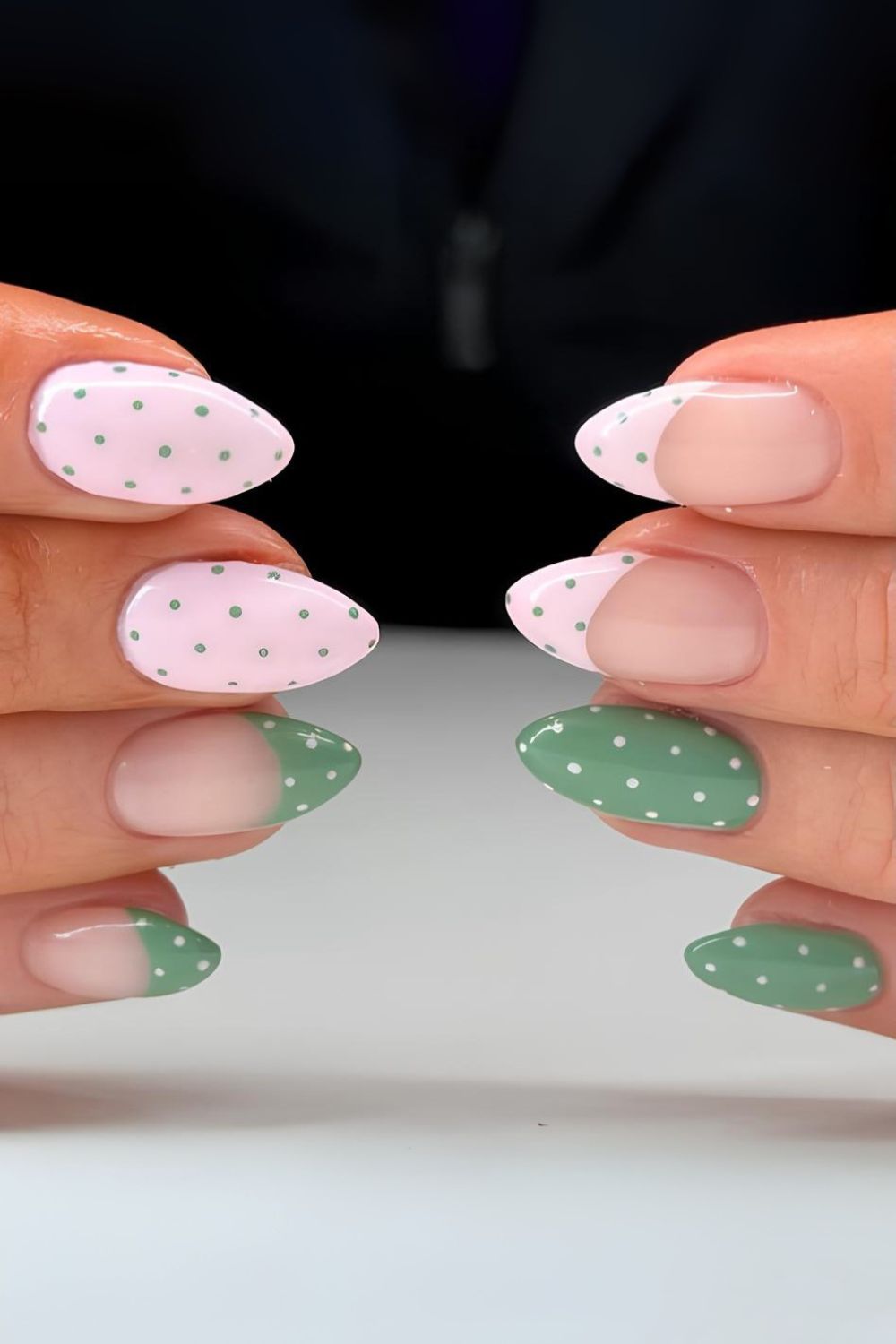 Rosa und grüne Nägel mit winziger Pünktchen-Art