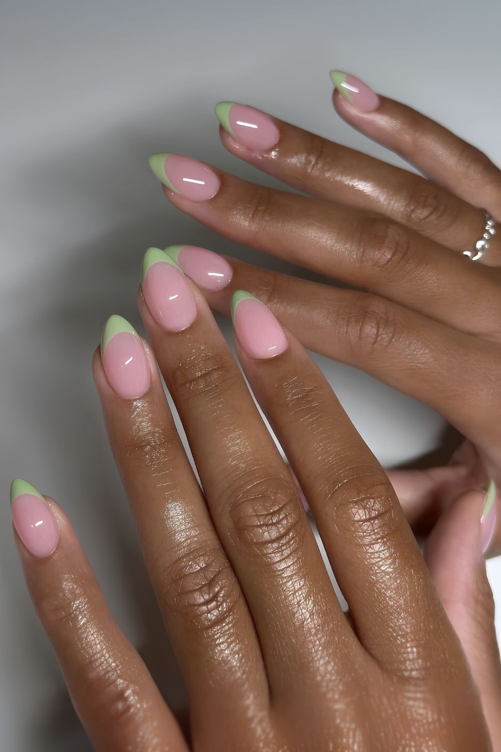 Rosa und mintgrüne French Tips