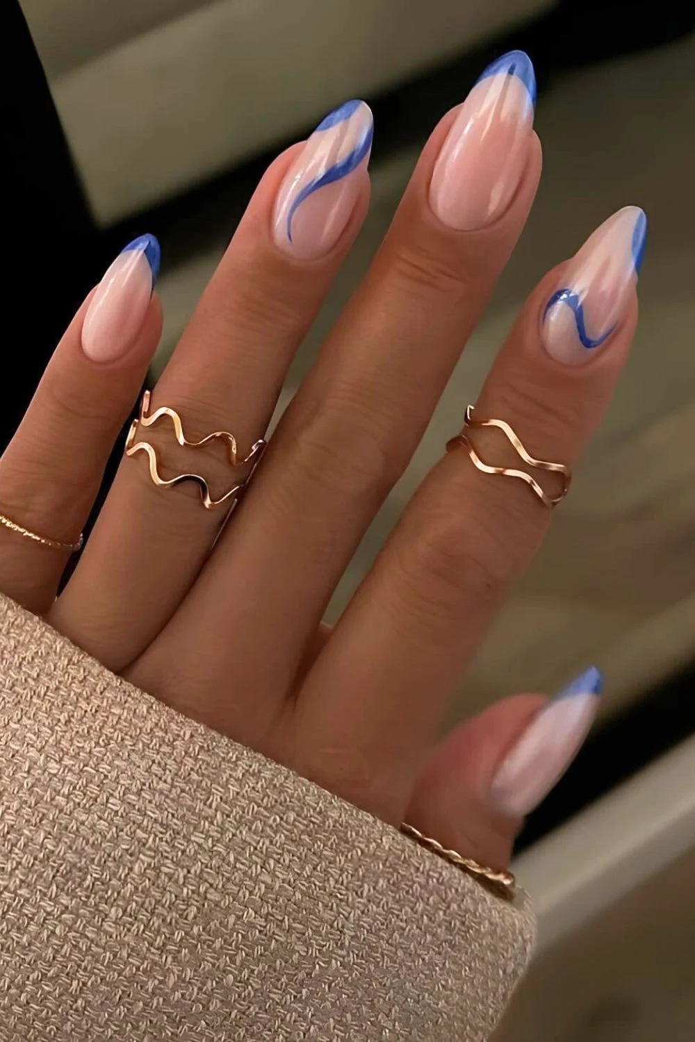 Royalblaue French-Nägel mit Wirbeln und Chrome-Overlay