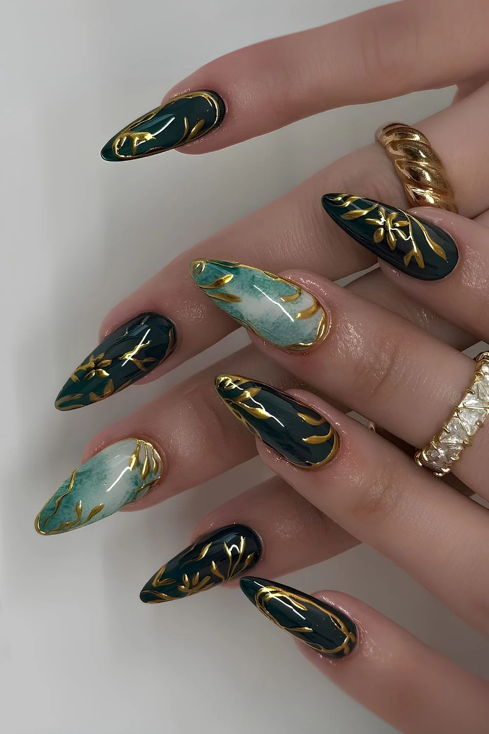 Smaragdgrüne Nägel mit Gold- und Marmordetails