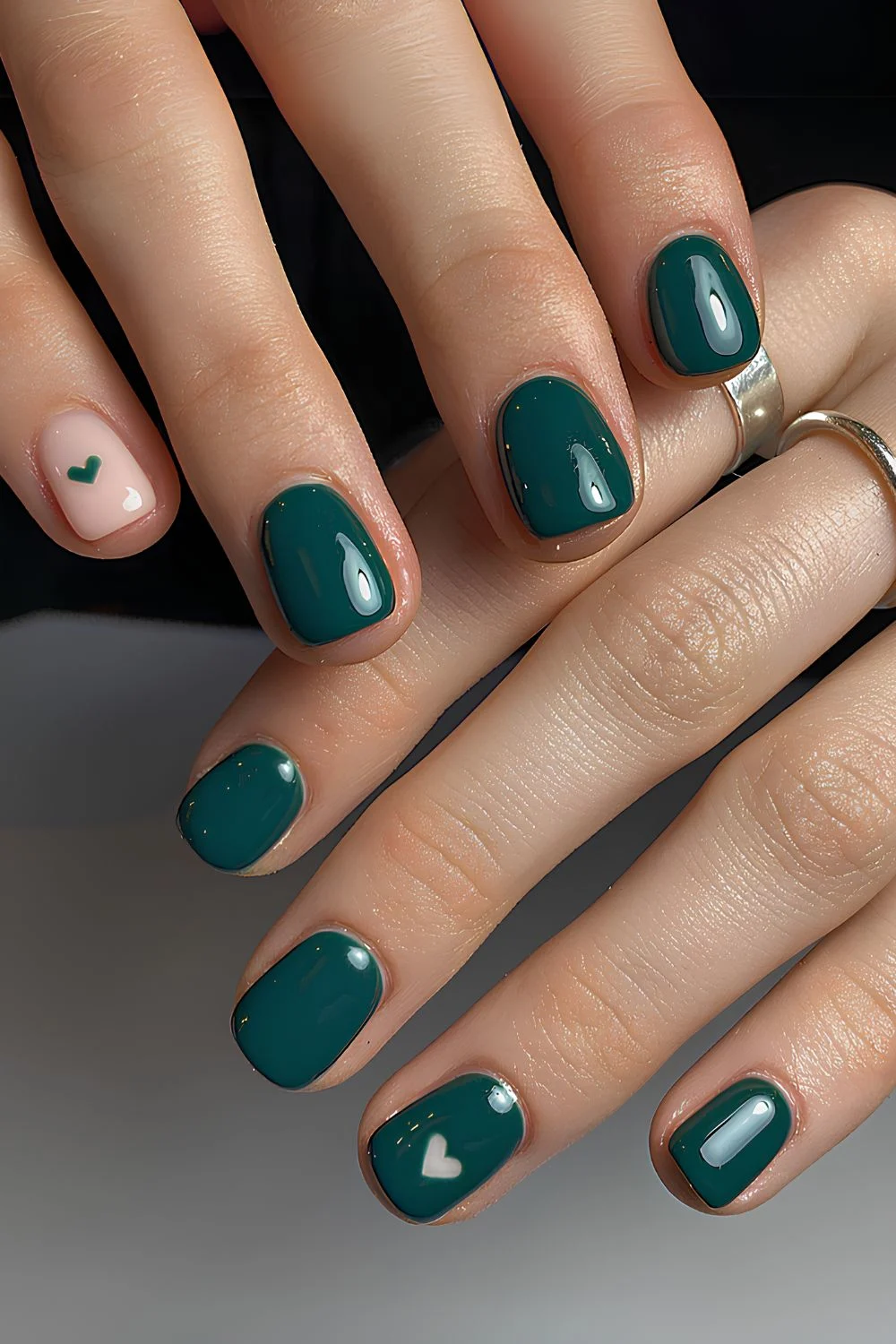 Smaragdgrüne Nägel mit Herzmotiv