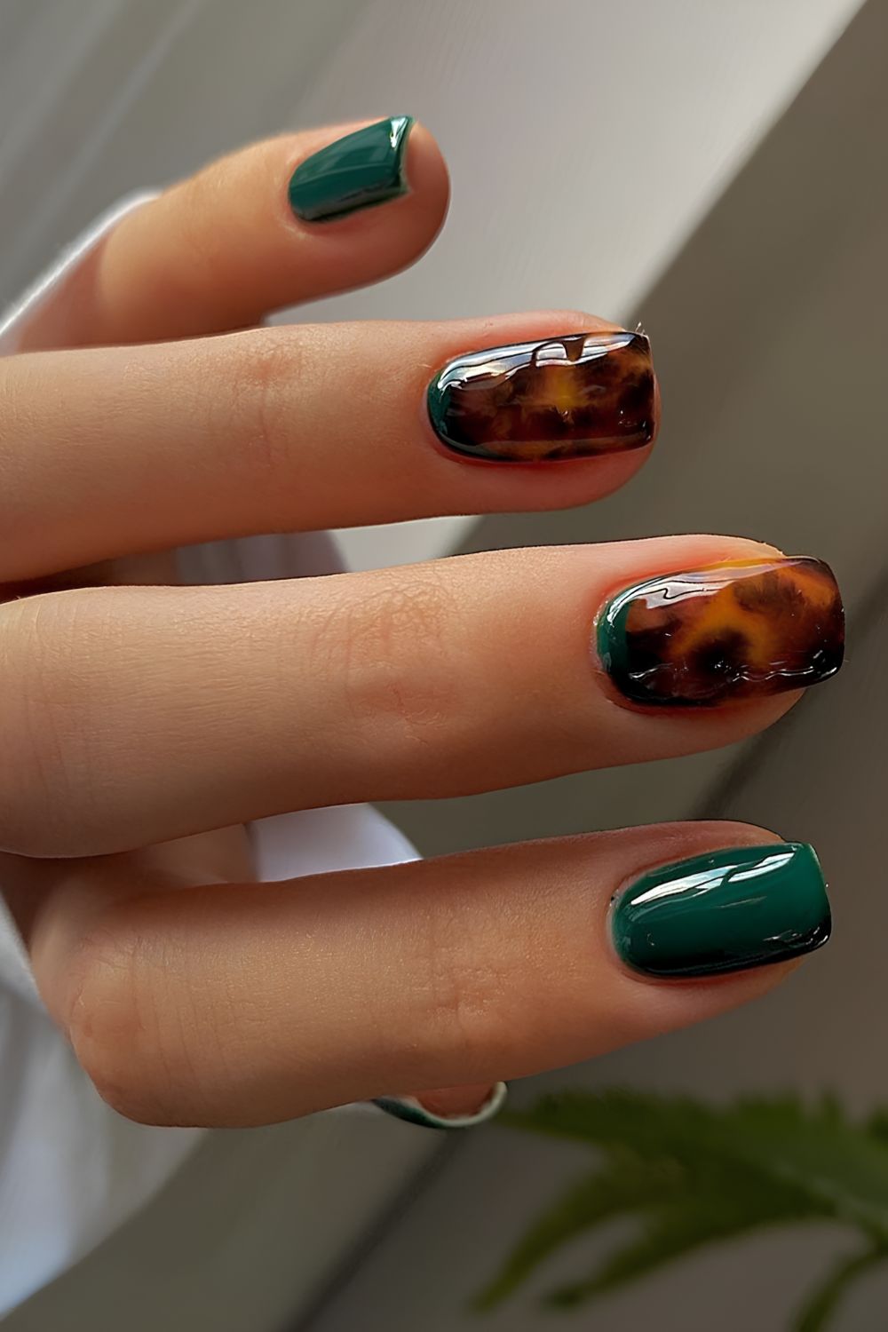 Smaragdgrüne Nägel mit Schildpatt-Details