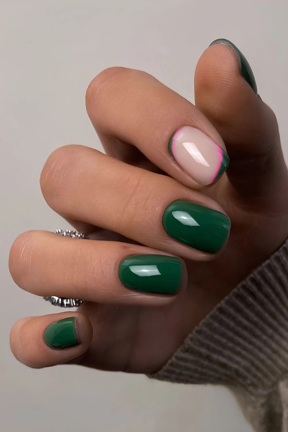 Smaragdgrüne Nägel mit pinken Akzenten