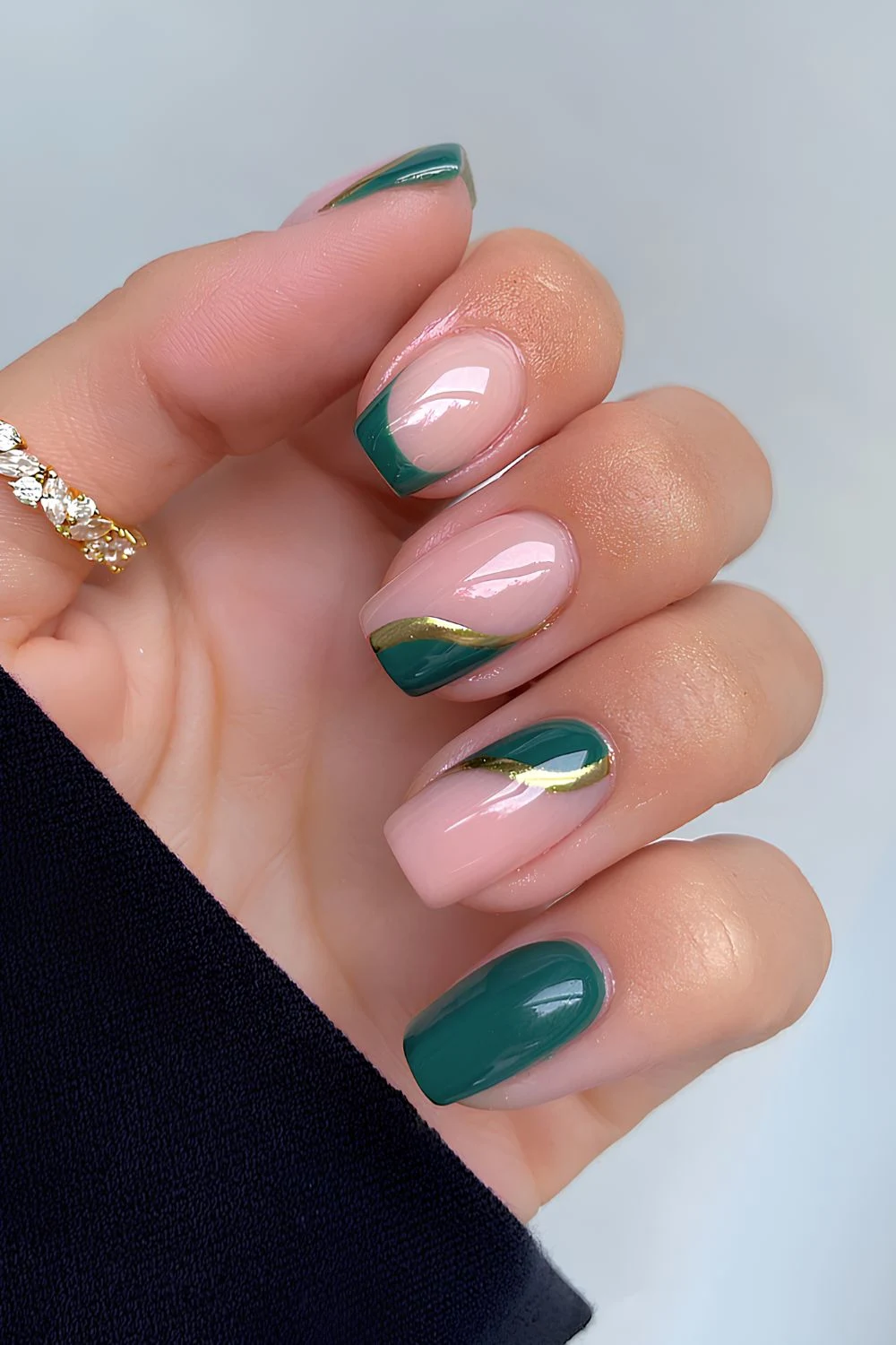 Dunkelgrüne Nägel mit seitlichem French-Akzent