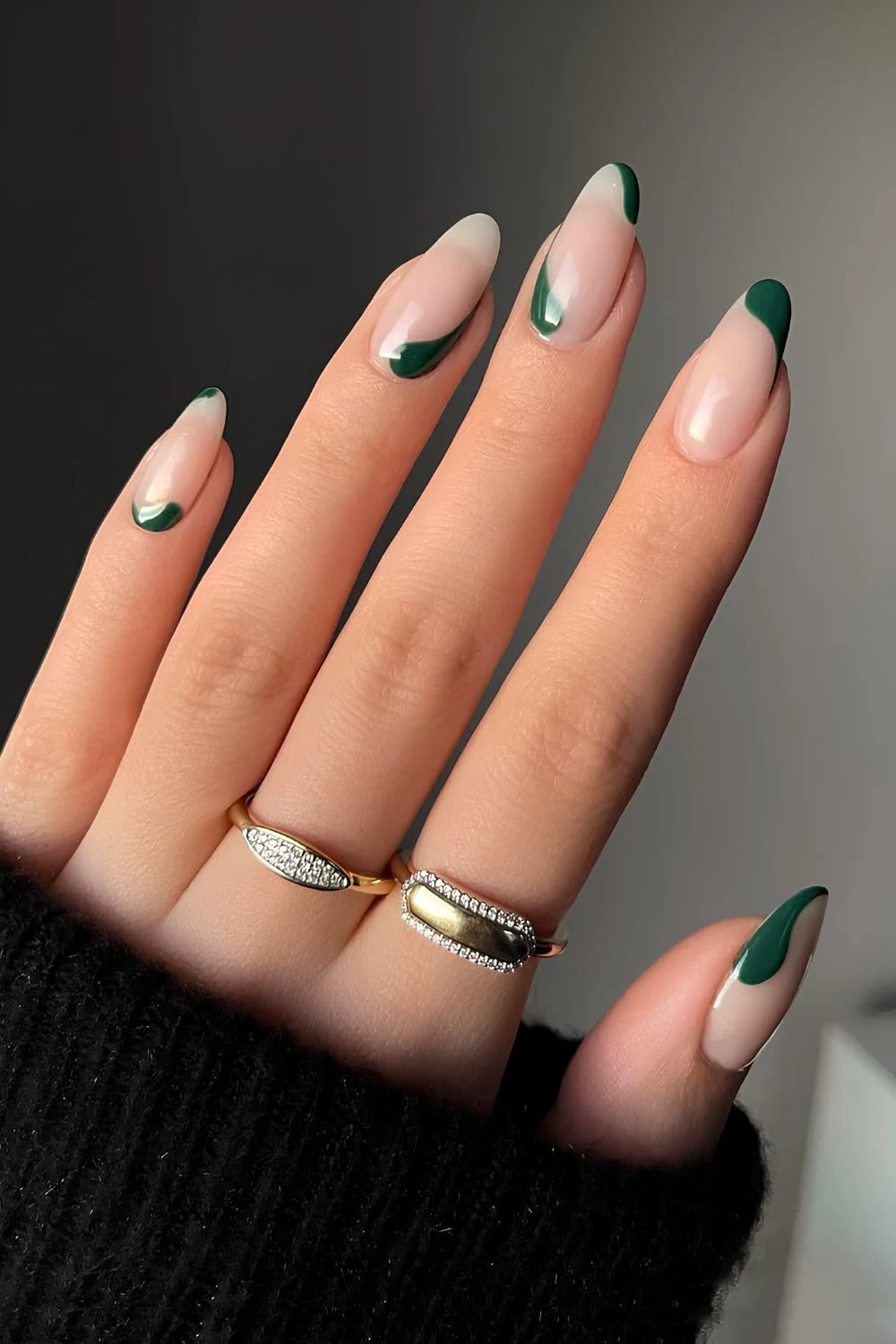 Smaragdgrüne Nägel mit Negative-Space-Design