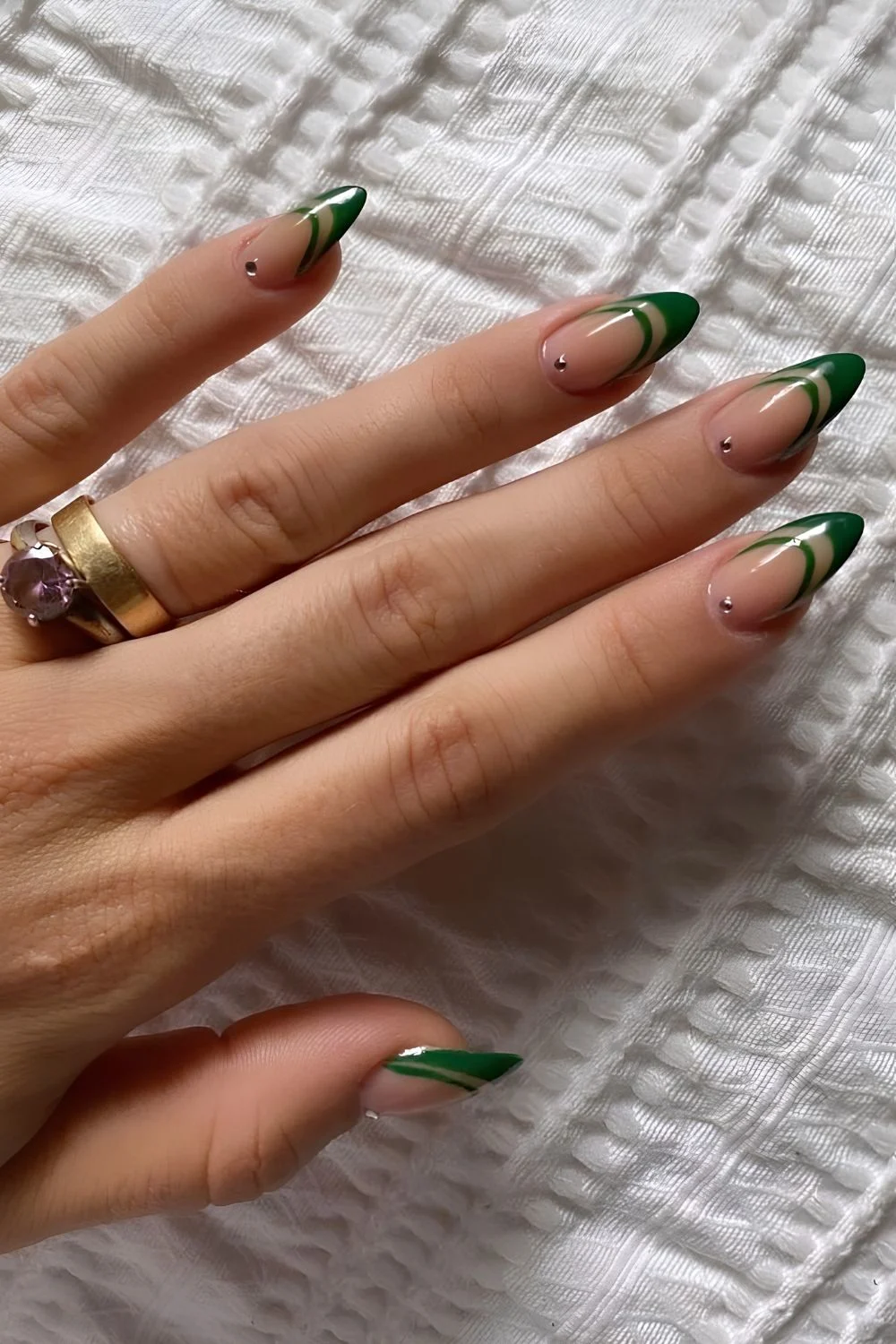 Smaragdgrüne doppelte French Maniküre mit Strasssteinen