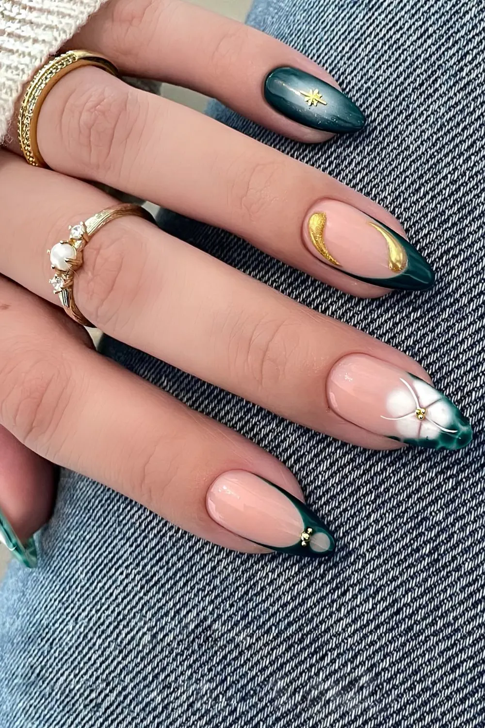 Smaragdgrüne und goldene Mix-and-Match-Nägel