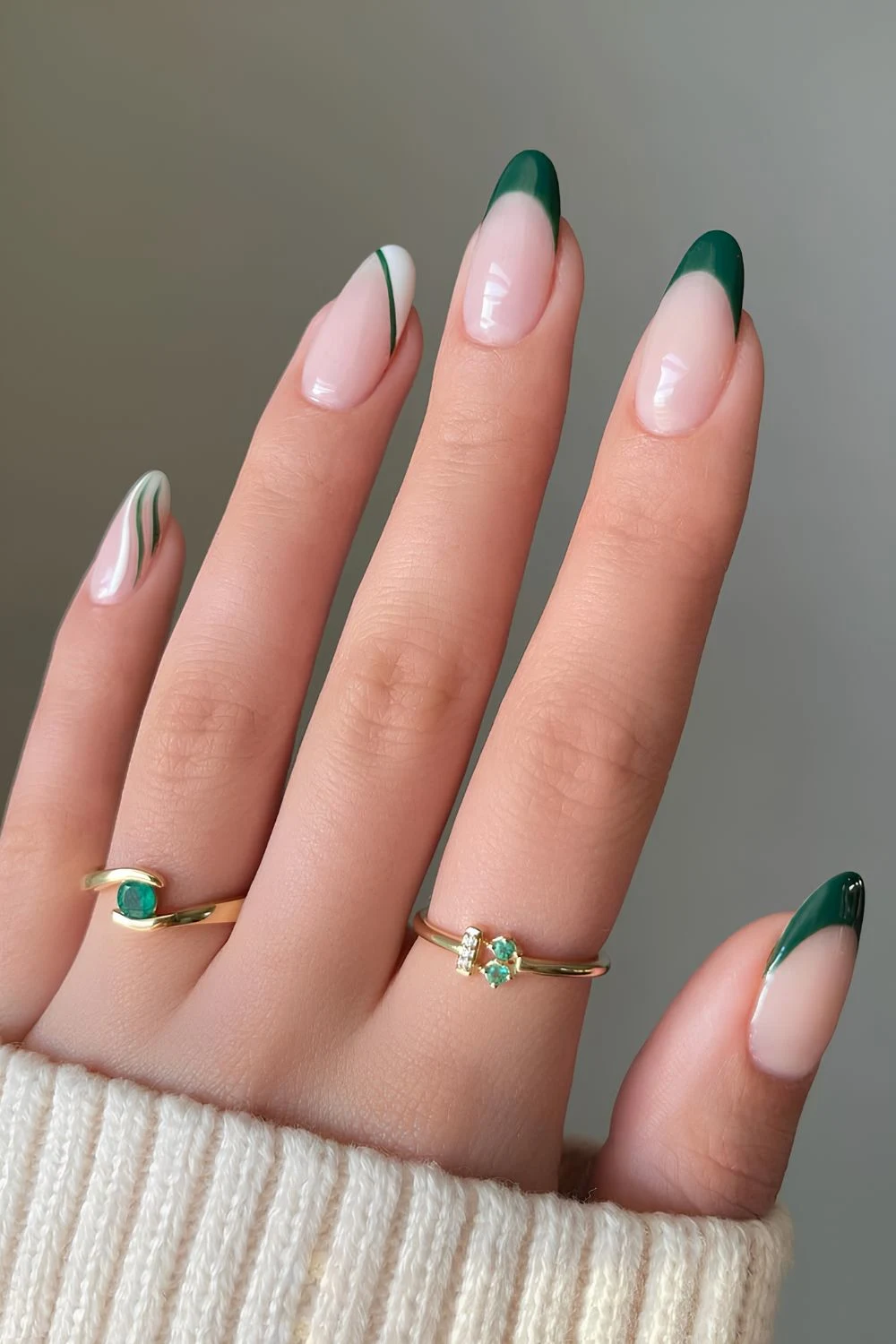 Smaragdgrüne und weiße French-Tip-Maniküre