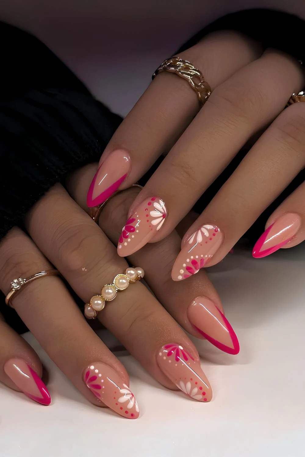 Spitz zulaufende knallpinke French-Nägel mit Blumen
