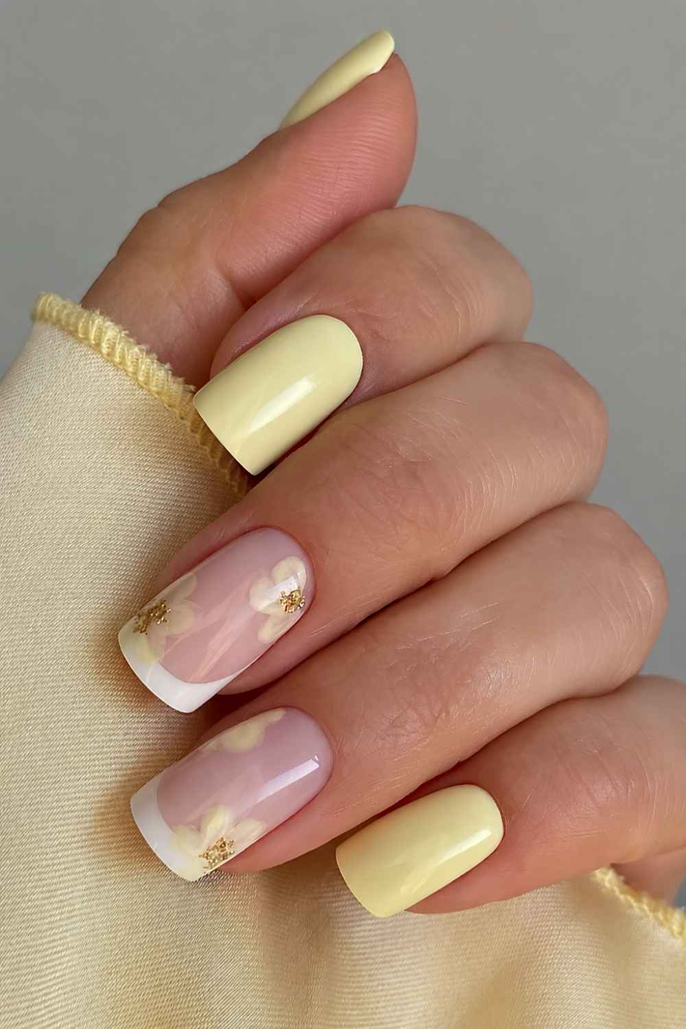 Squoval Buttergelb Mani mit Blumen