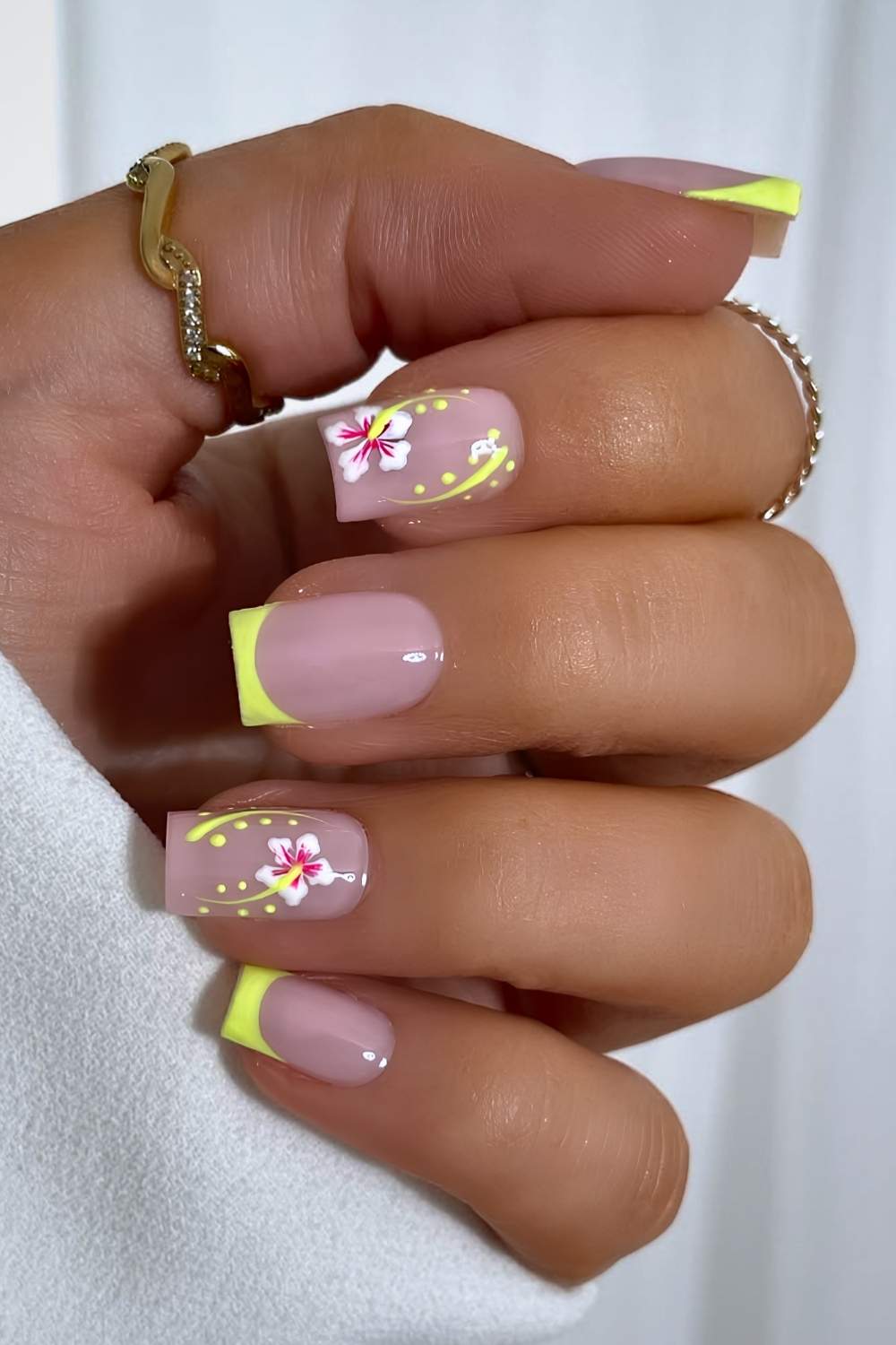Textmarkergelbe French Nails mit Blumen