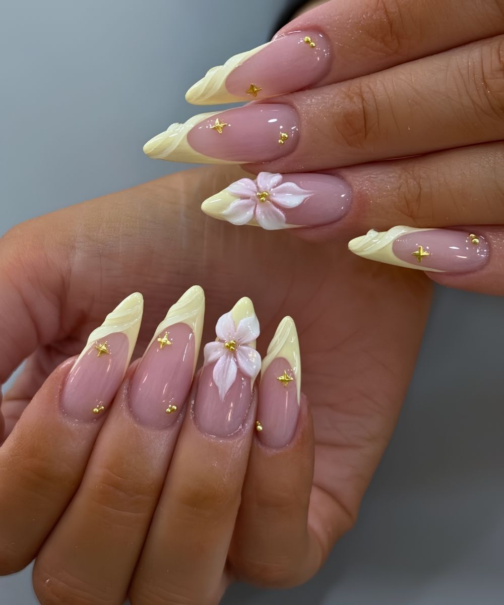 Texturierte gelbe Mani mit Blumen und Sternen