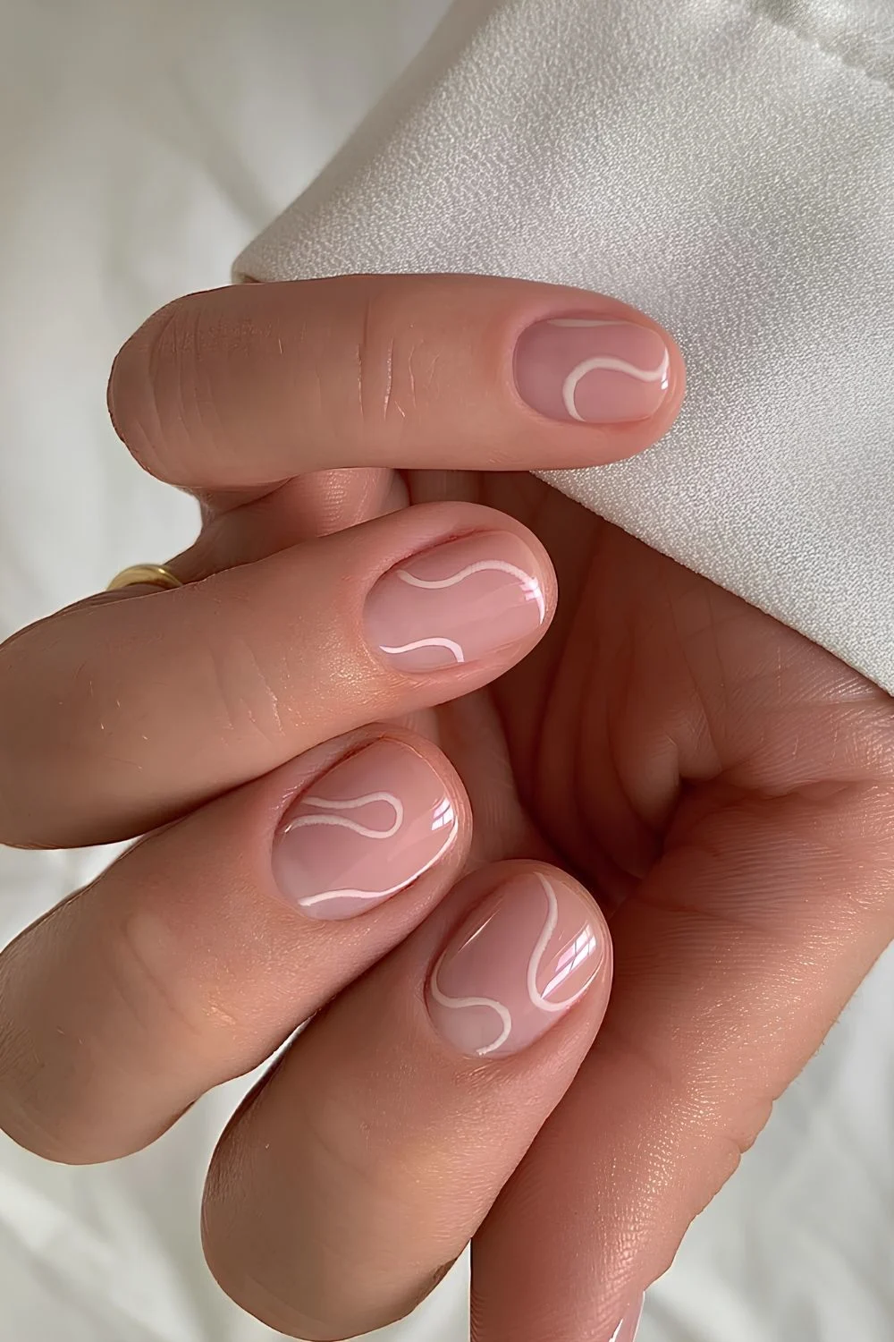 Transparente Nägel mit weißer Line-Art