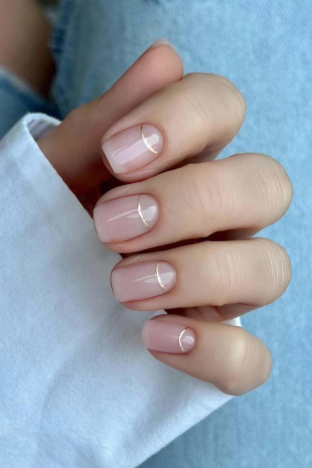 Transparente rosa Naegel mit silbernem Chrome Cuticle Outline