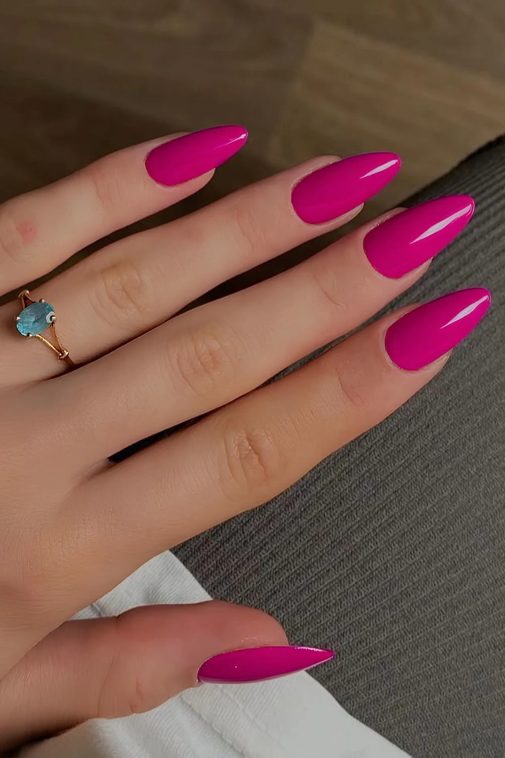 Unifarbene Knallpink-Maniküre