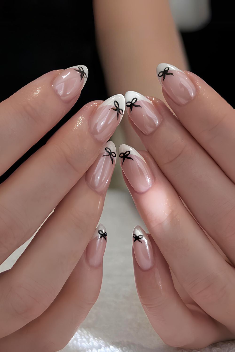 Weiße Chrome-French-Nägel mit Schleifen