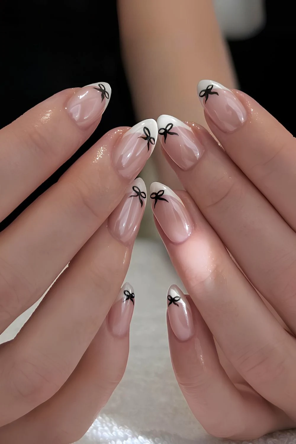 Weiße Chrome-French-Nägel mit Schleifen